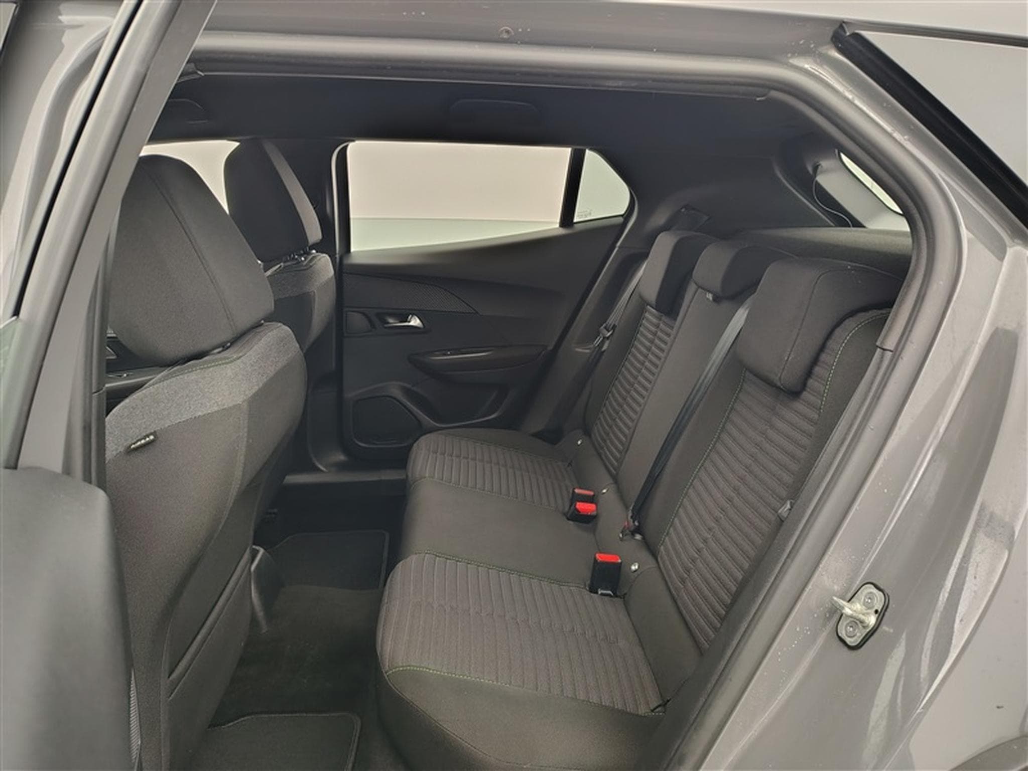 Peugeot 2008 1.2 PureTech 100Cv Active CARPLAY / PDC (2023) - Photo 13