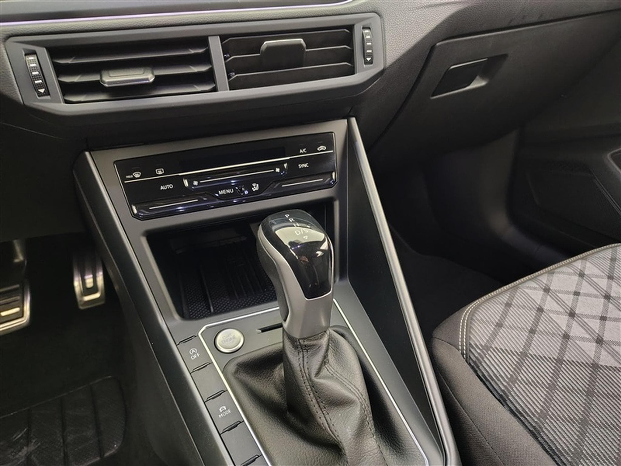 VW Taigo 1.0 TSI 115cv DSG R-Line CARPLAY / FULL LED / CAMERA / JA 18 (2025) - Foto 12