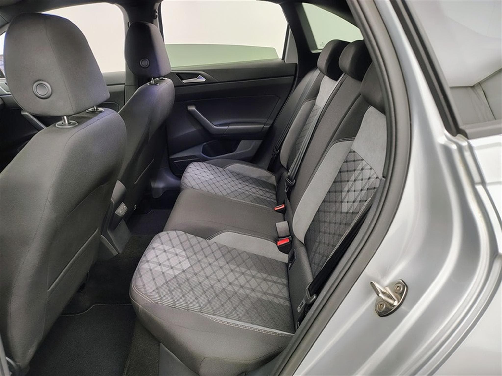 VW Taigo 1.0 TSI 115cv DSG R-Line CARPLAY / FULL LED / CAMERA / JA 18 (2025) - Foto 13