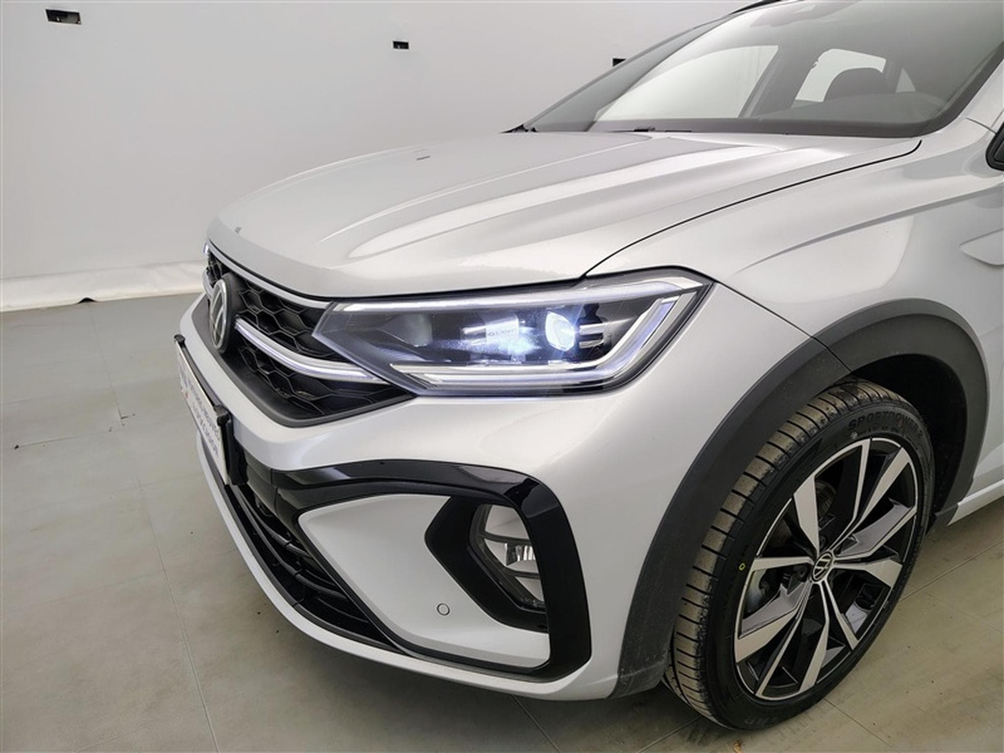 VW Taigo 1.0 TSI 115cv DSG R-Line CARPLAY / FULL LED / CAMERA / JA 18 (2025) - Foto 15