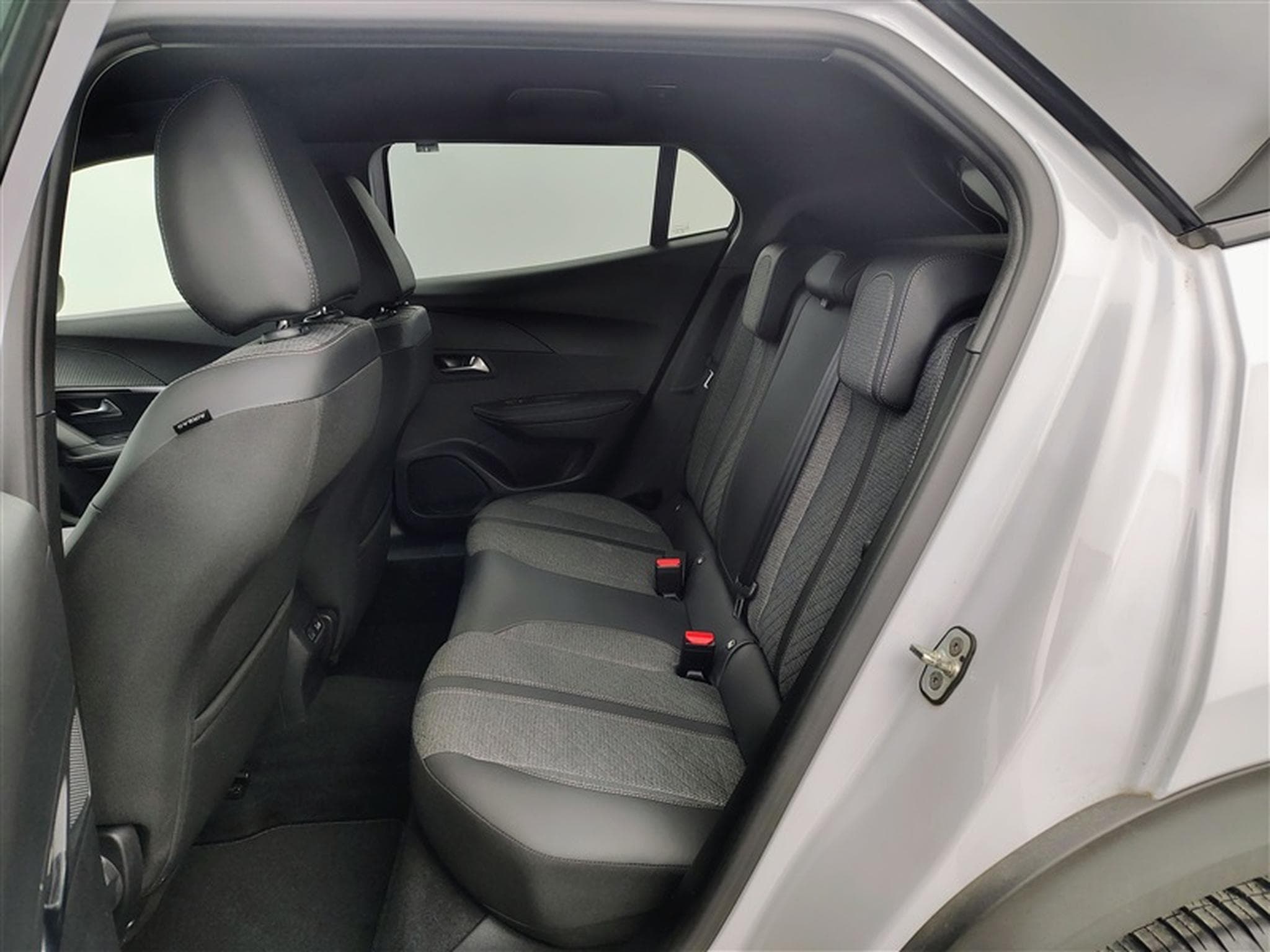 Peugeot 2008 1.2 PureTech Allure NAVI / FULL LED / CARPLAY / S-CUIR (2024) - Foto 12