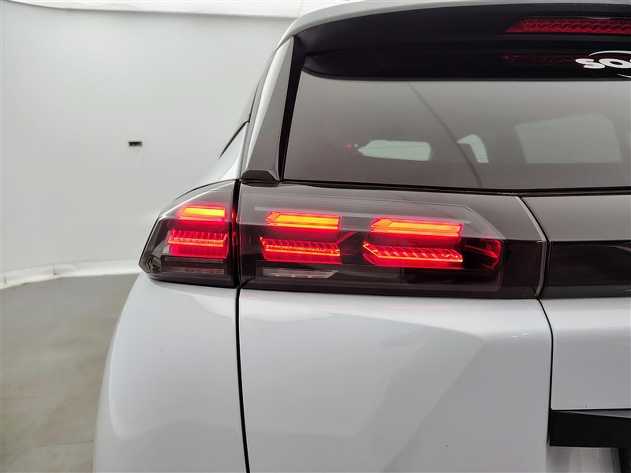 Peugeot 2008 1.2 PureTech Allure NAVI / FULL LED / CARPLAY / S-CUIR (2024) - Foto 15