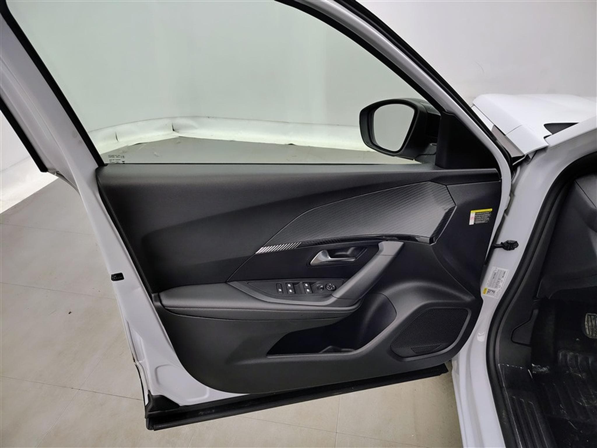 Peugeot 2008 1.2 PureTech Allure NAVI / FULL LED / CARPLAY / S-CUIR (2024) - Foto 16