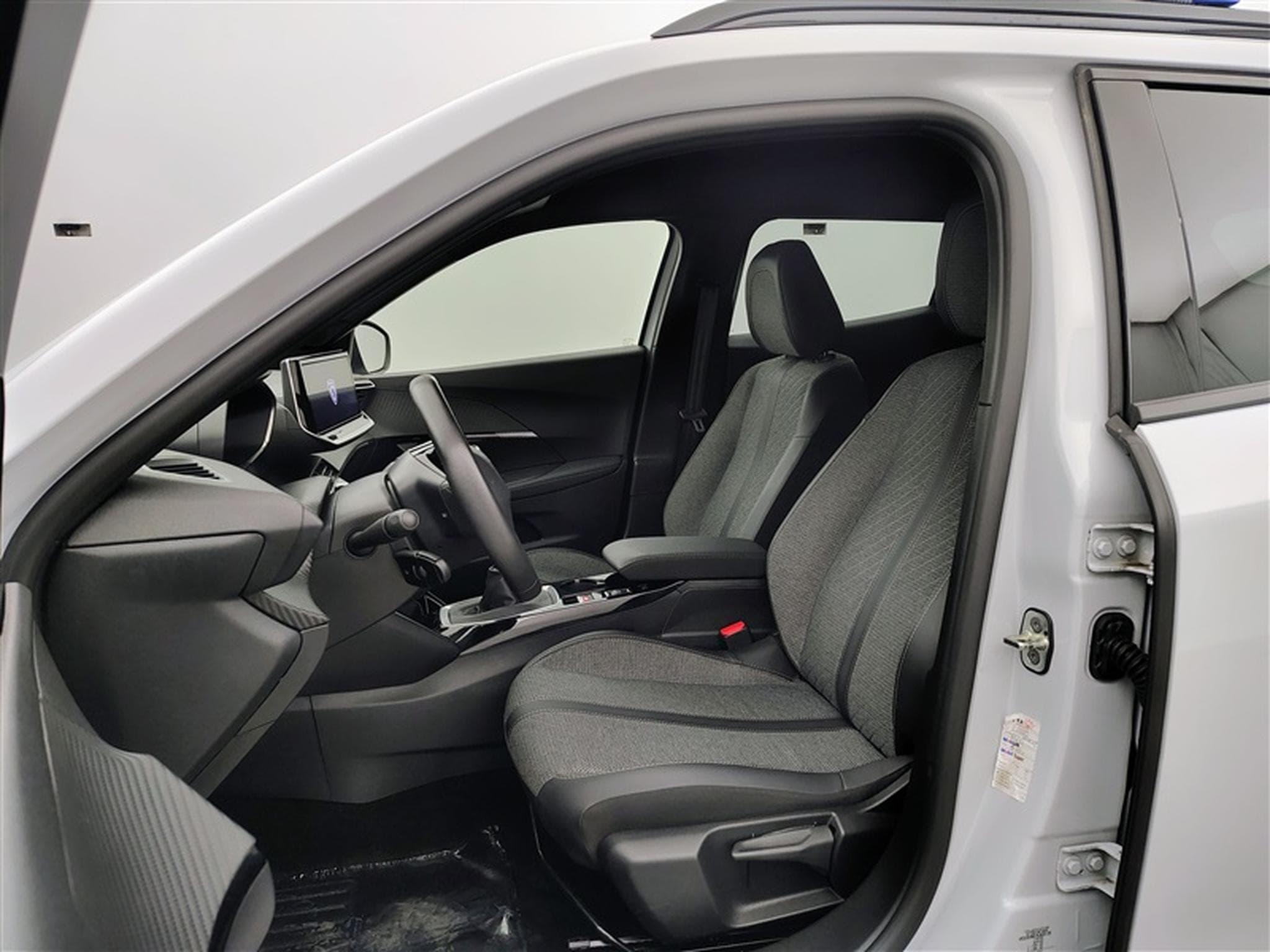 Peugeot 2008 1.2 PureTech Allure NAVI / FULL LED / CARPLAY / S-CUIR (2024) - Foto 6