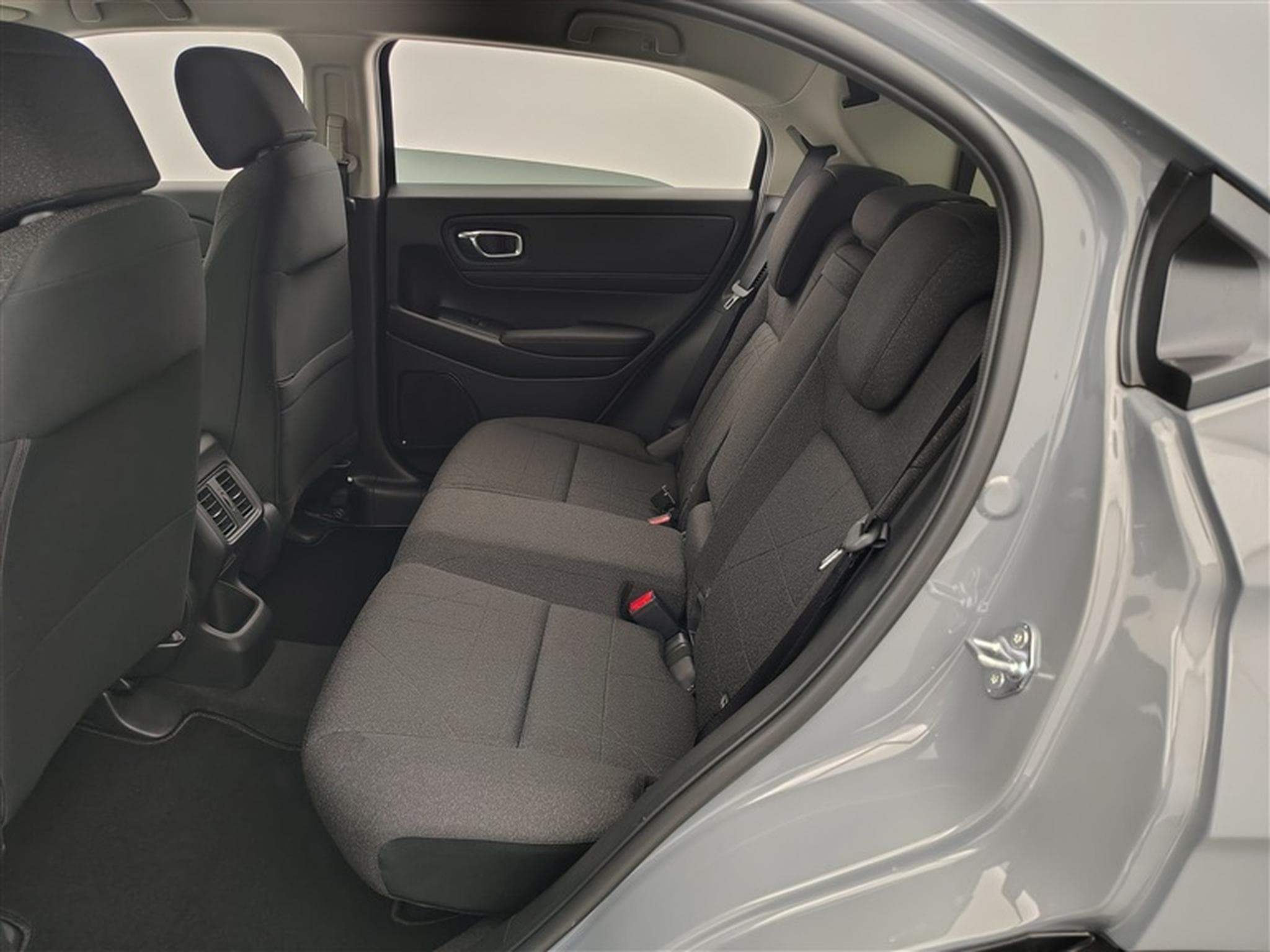 Honda HR-V 1.5 HEV Elegance NAVI / CARPLAY / CAMERA / ALU / PDC (2025) - Foto 13