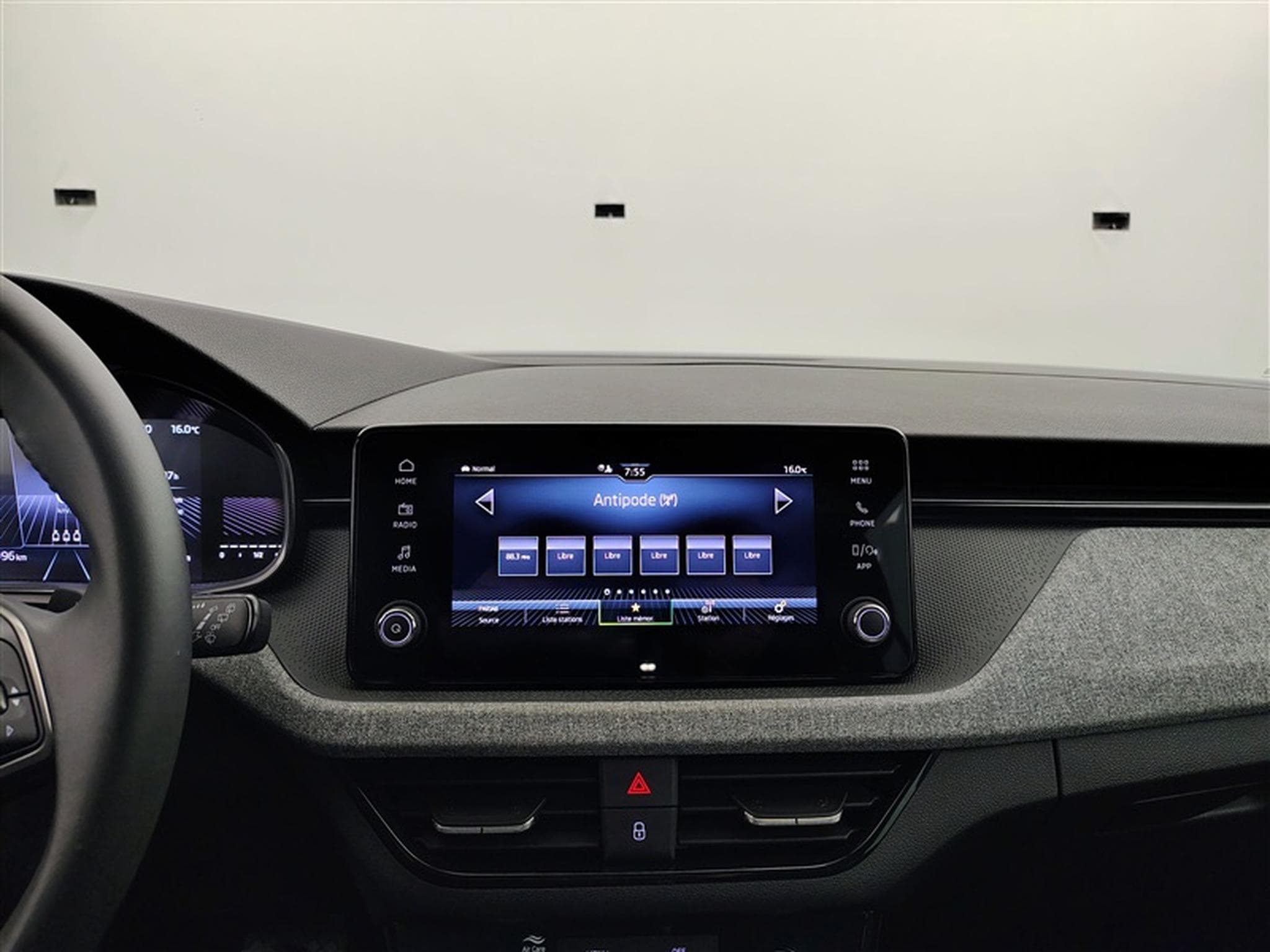 Skoda Kamiq 1.0 TSI 115cv DSG Clever CARPLAY / FULL LED / KEYLESS / CAM (2025) - Foto 11