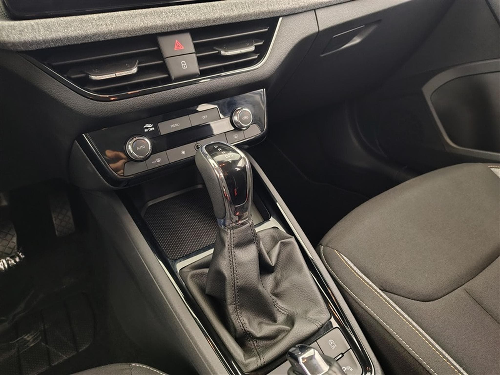 Skoda Kamiq 1.0 TSI 115cv DSG Clever CARPLAY / FULL LED / KEYLESS / CAM (2025) - Foto 12