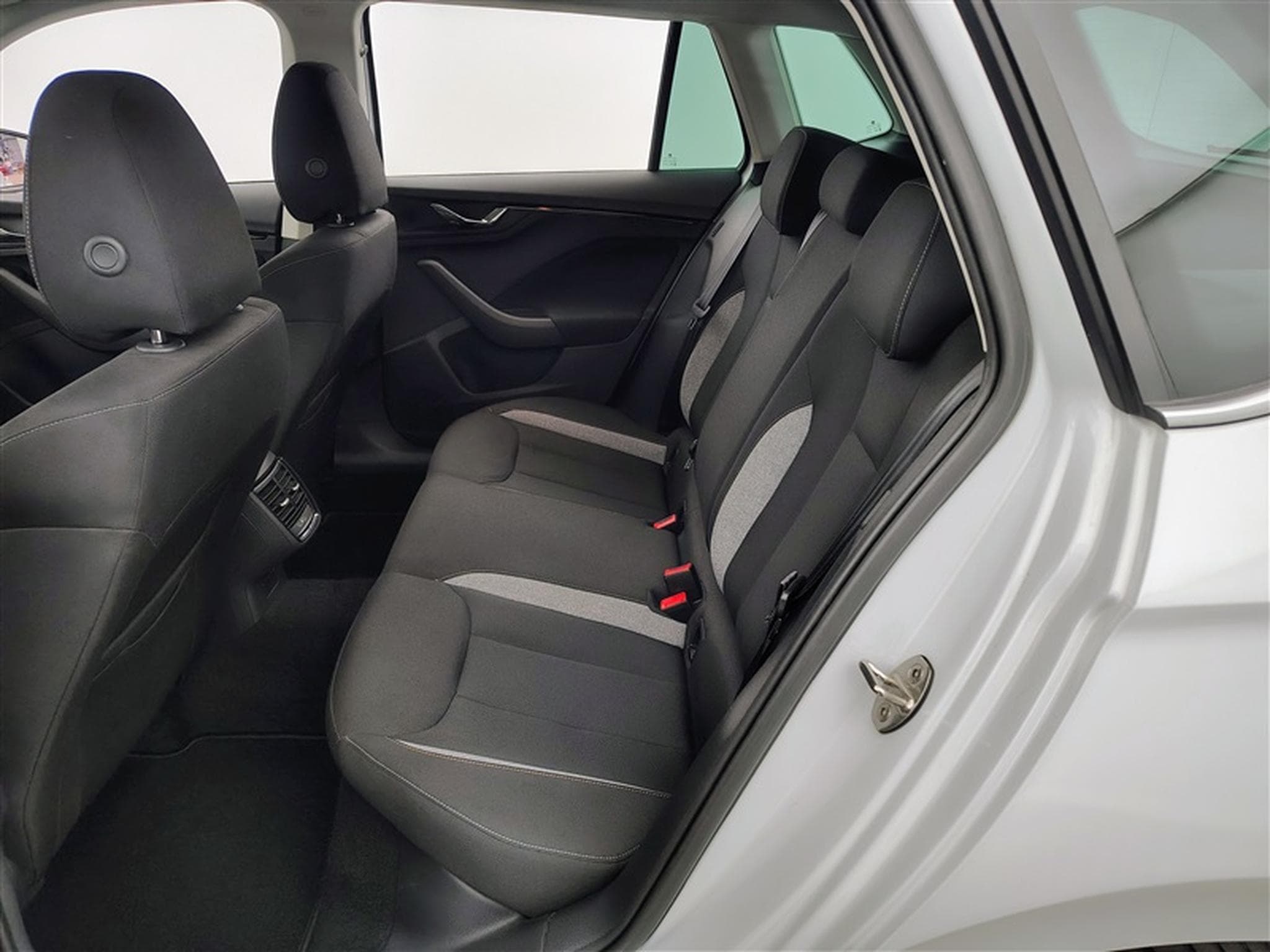 Skoda Kamiq 1.0 TSI 115cv DSG Clever CARPLAY / FULL LED / KEYLESS / CAM (2025) - Foto 13