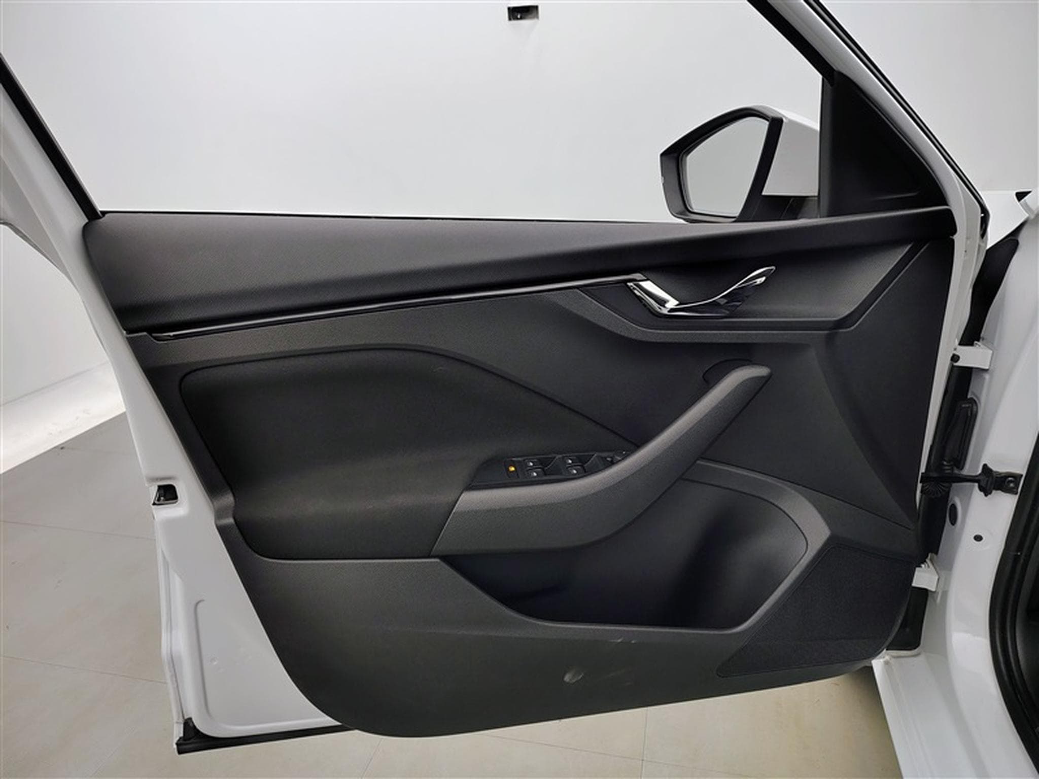 Skoda Kamiq 1.0 TSI 115cv DSG Clever CARPLAY / FULL LED / KEYLESS / CAM (2025) - Foto 17