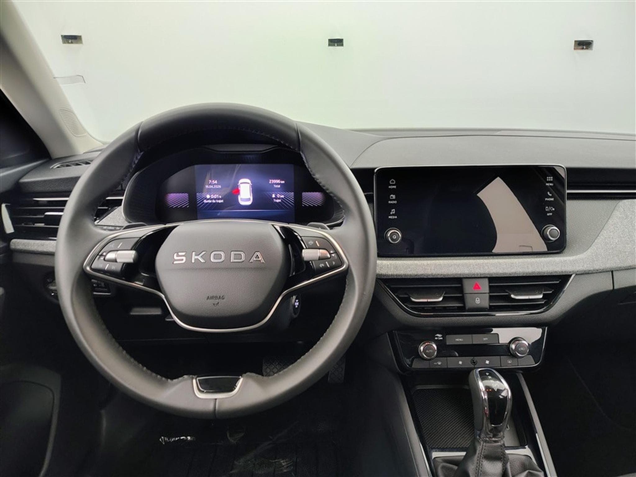 Skoda Kamiq 1.0 TSI 115cv DSG Clever CARPLAY / FULL LED / KEYLESS / CAM (2025) - Foto 9