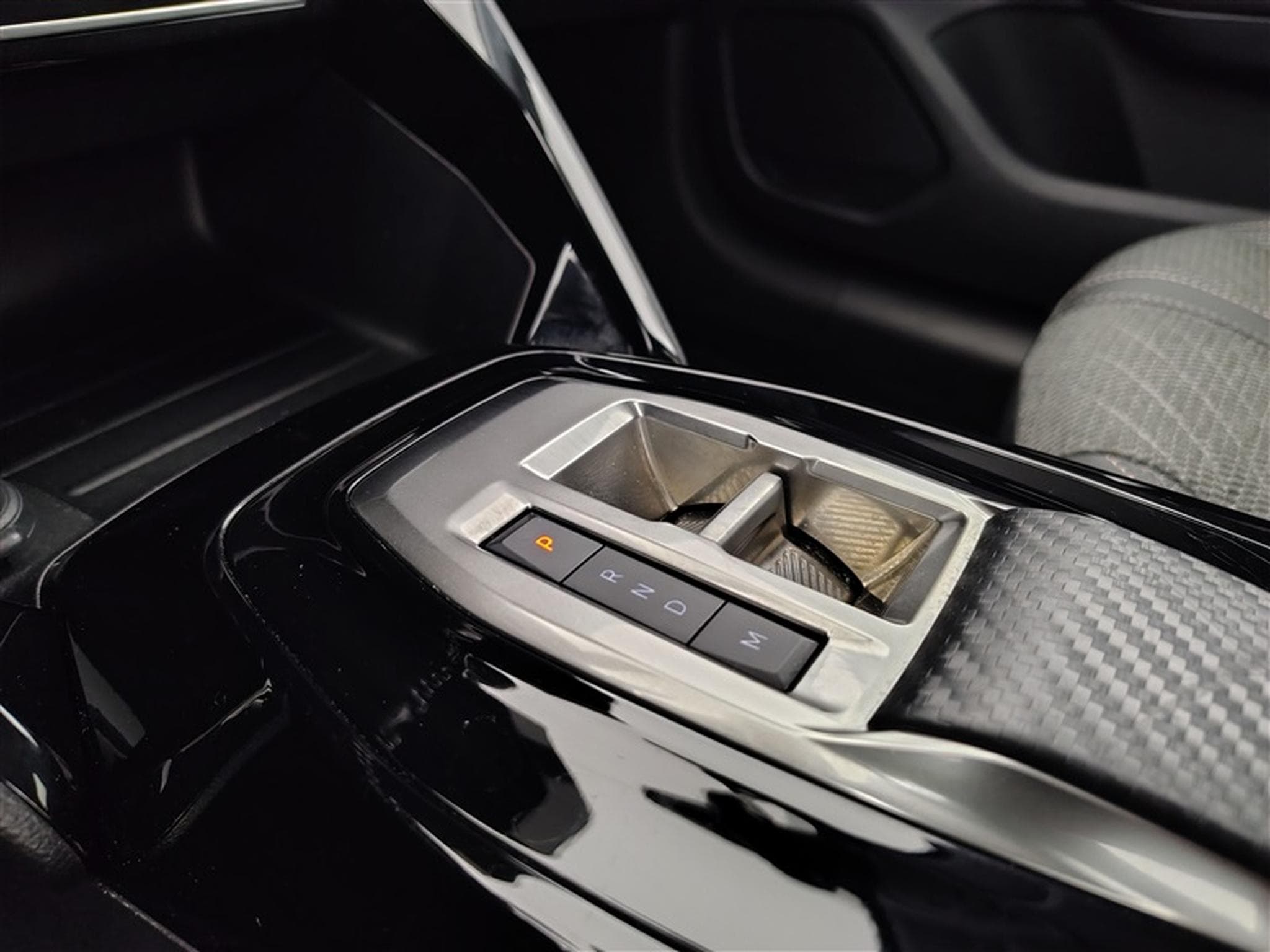Peugeot 208 1.2 Hybrid 100cv e-DSC6 Allure CARPLAY / FULL LED / S-CUIR (2025) - Foto 12