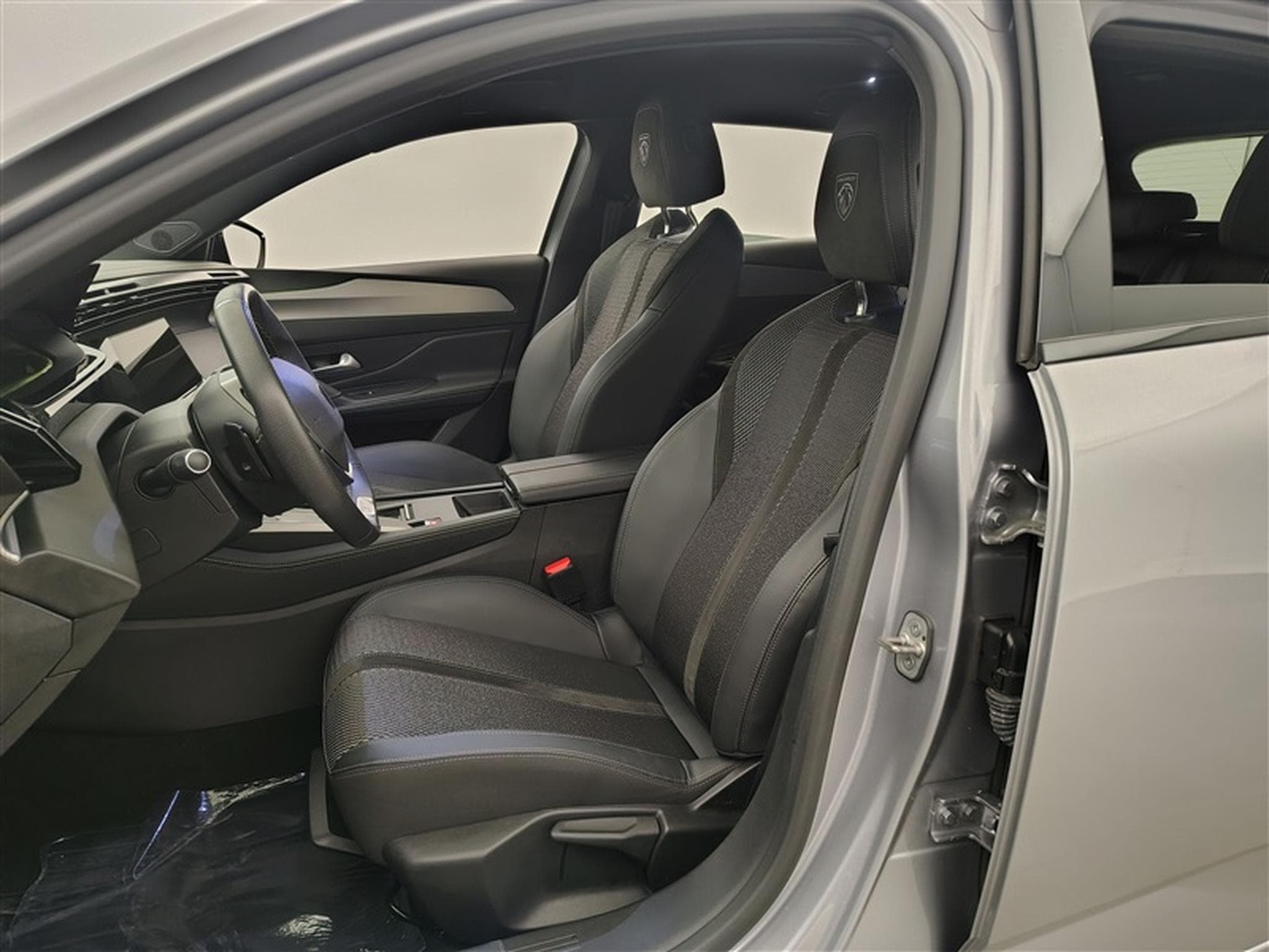 Peugeot 308 1.2 PureTech 130Cv EAT8 GT S-CUIR / NAVI / FULL LED (2024) - Foto 7