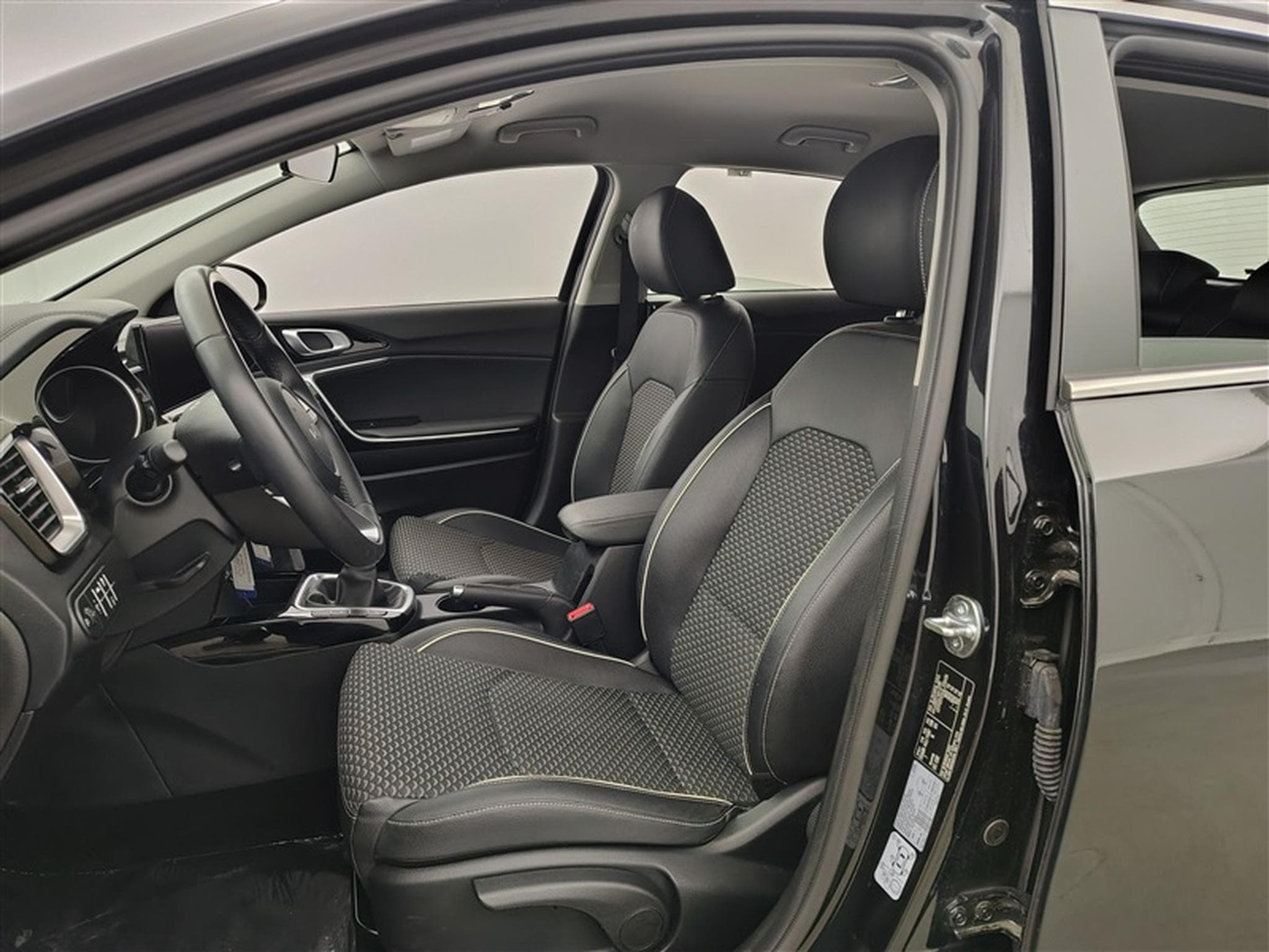 Kia Ceed 1.0 T-GDi More (2024) - Photo 7