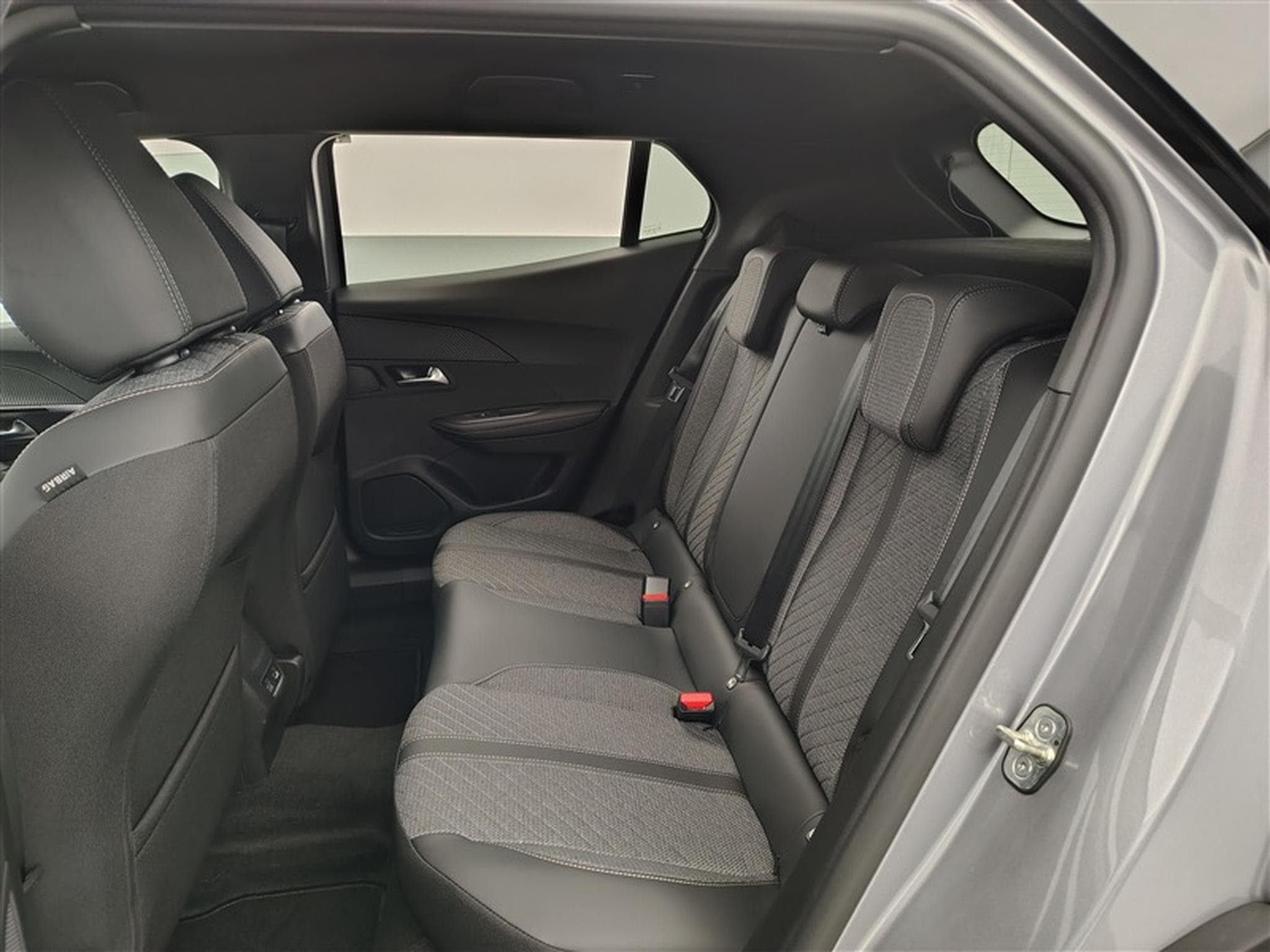 Peugeot 2008 1.2 Hybrid 145cv E-DSC6 Allure NAVI / FULL LED /CUIR PARTIEL (2026) - Foto 13