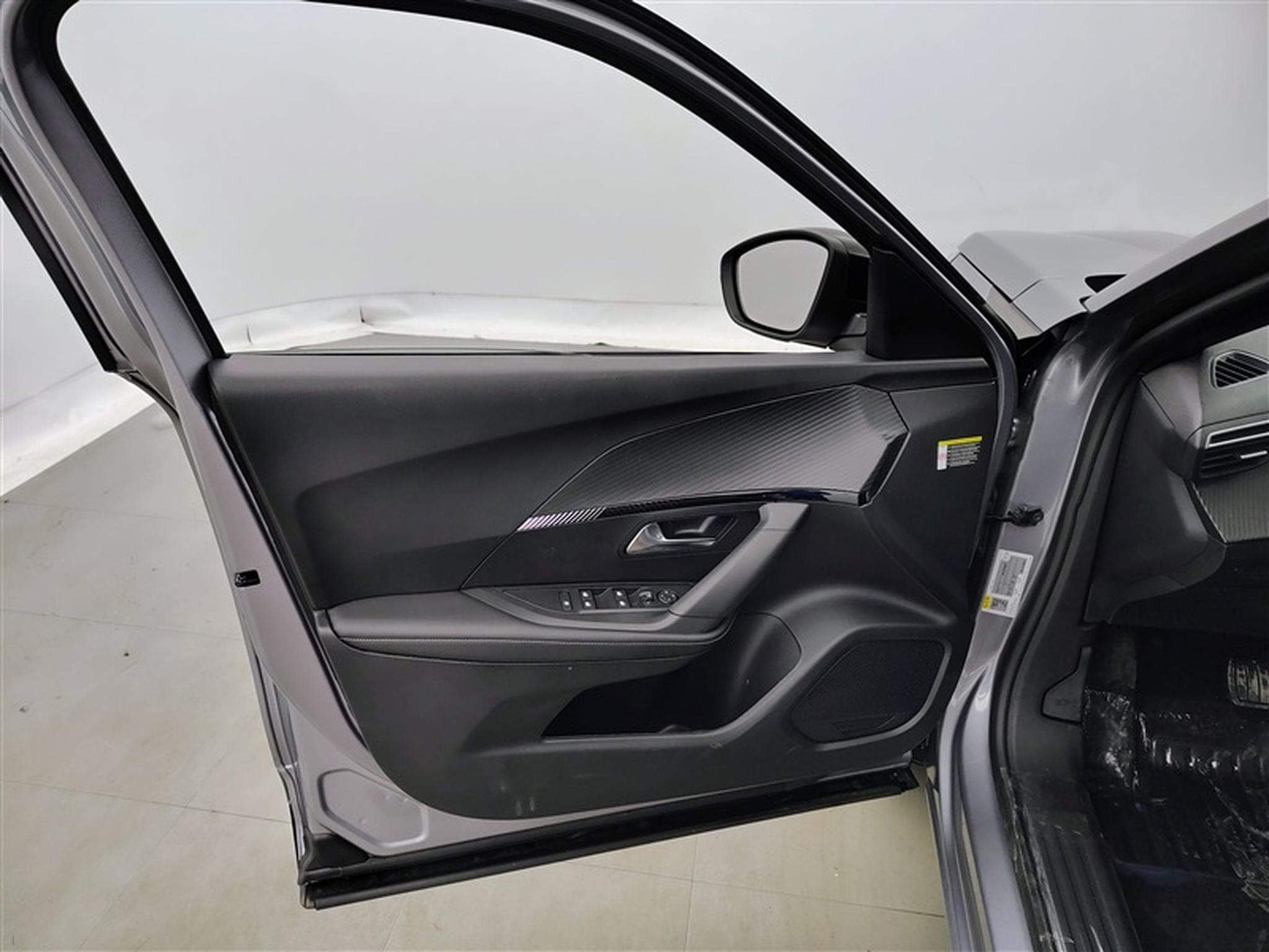 Peugeot 2008 1.2 Hybrid 145cv E-DSC6 Allure NAVI / FULL LED /CUIR PARTIEL (2026) - Foto 17