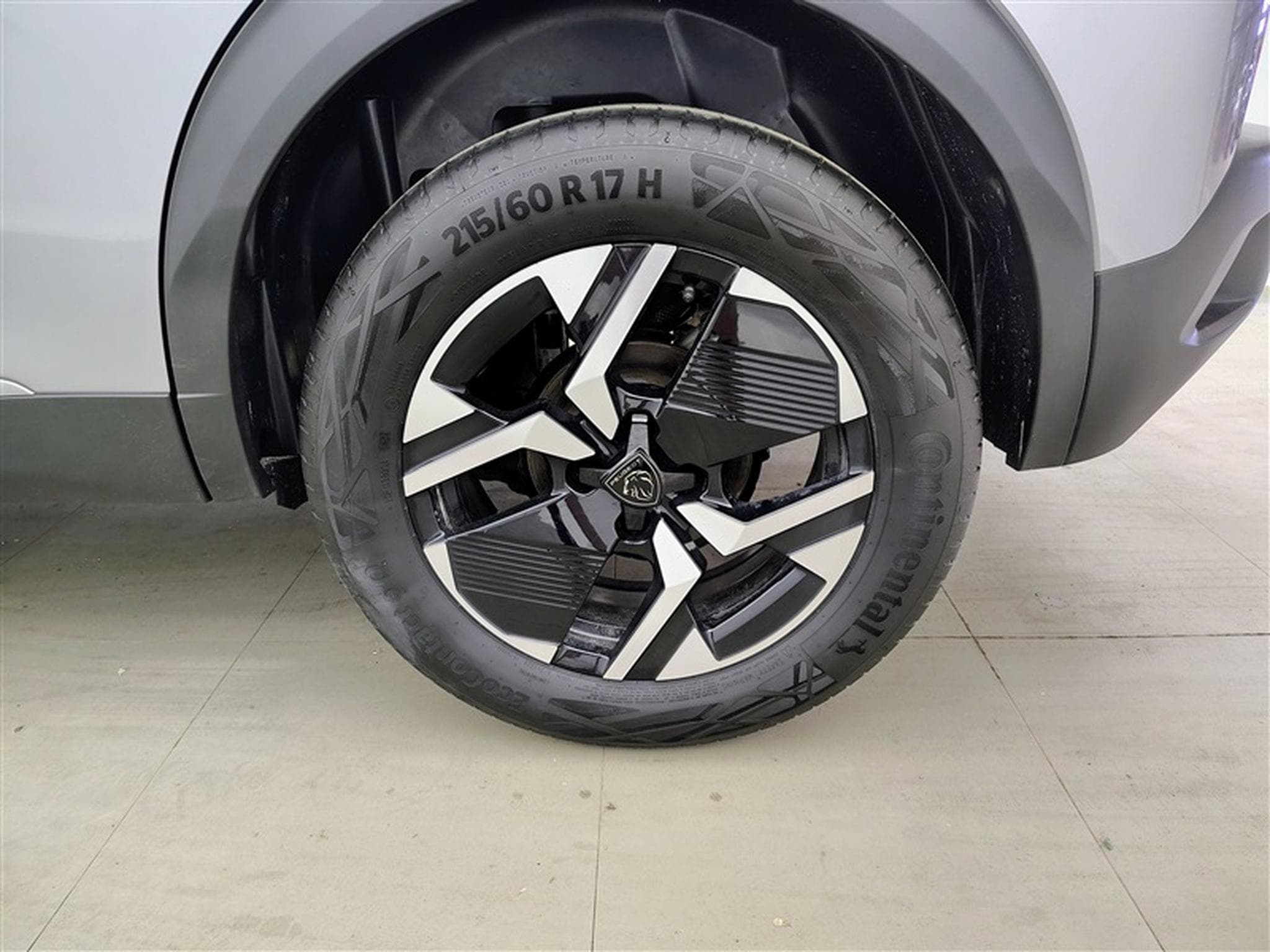Peugeot 2008 1.2 Hybrid 145cv E-DSC6 Allure NAVI / FULL LED /CUIR PARTIEL (2026) - Foto 6