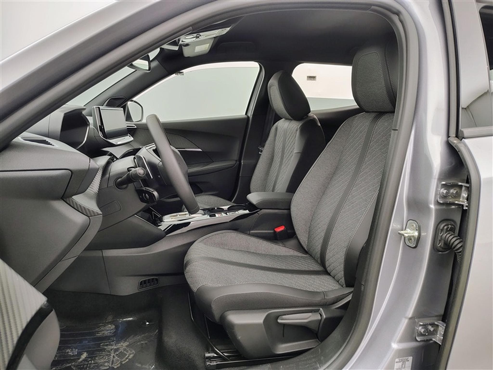 Peugeot 2008 1.2 Hybrid 145cv E-DSC6 Allure NAVI / FULL LED /CUIR PARTIEL (2026) - Foto 7