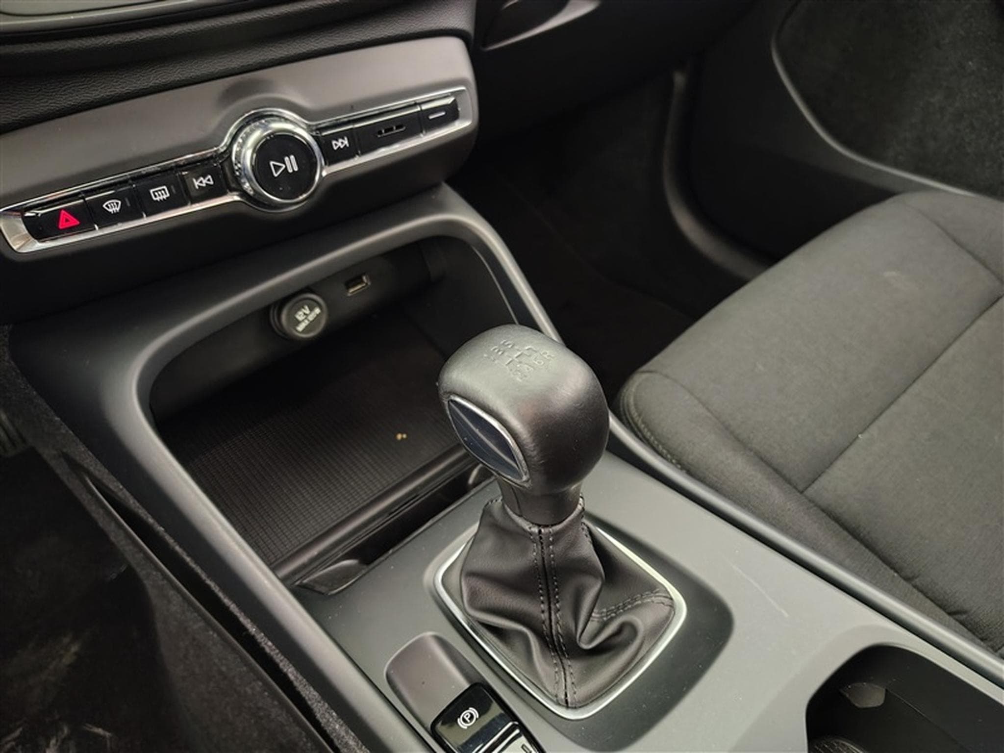 Volvo XC40 1.5 T2 Essential FULL LED/CARPLAY/JA17/PDC (2023) - Photo 12