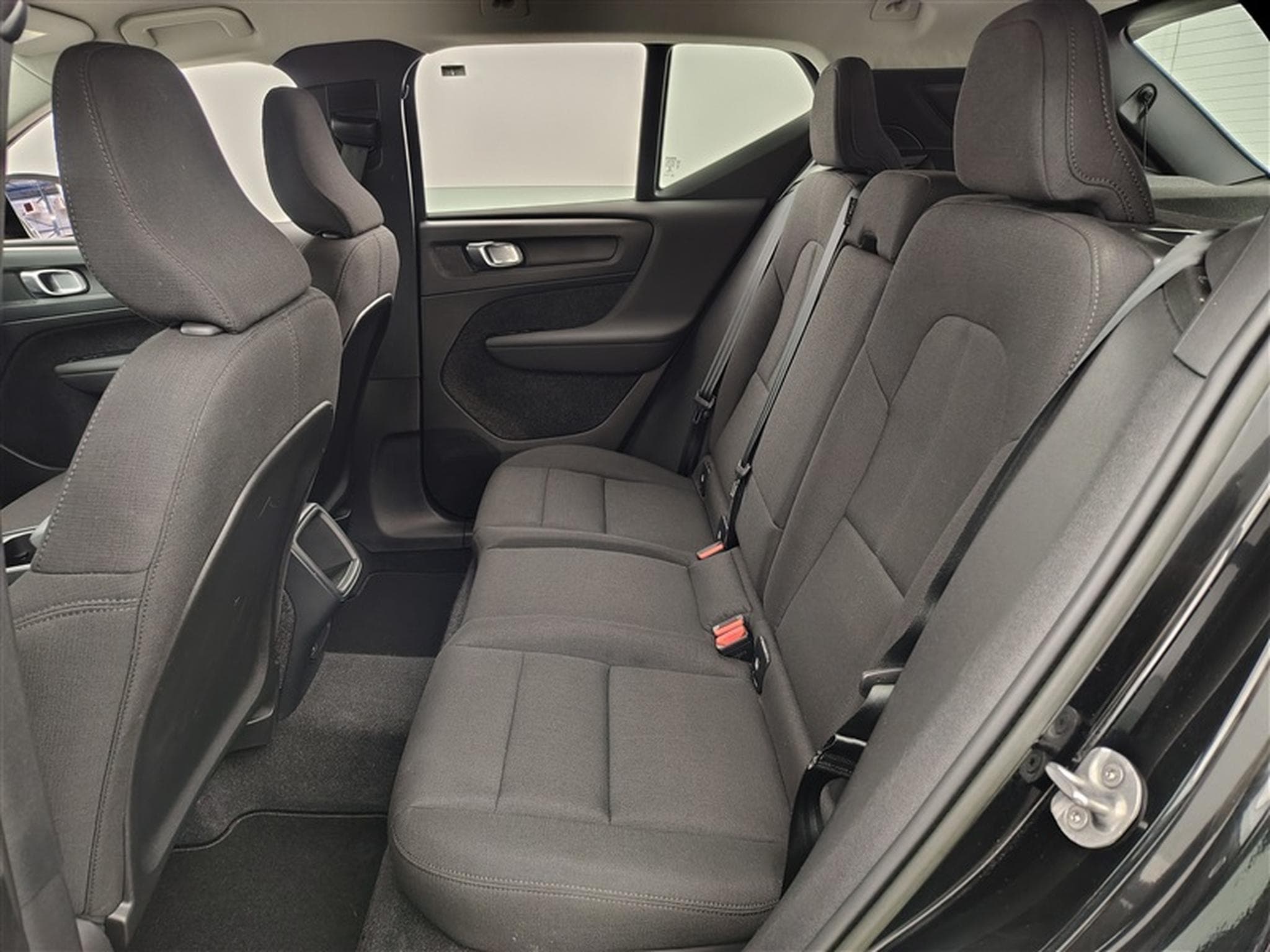 Volvo XC40 1.5 T2 Essential FULL LED/CARPLAY/JA17/PDC (2023) - Photo 13