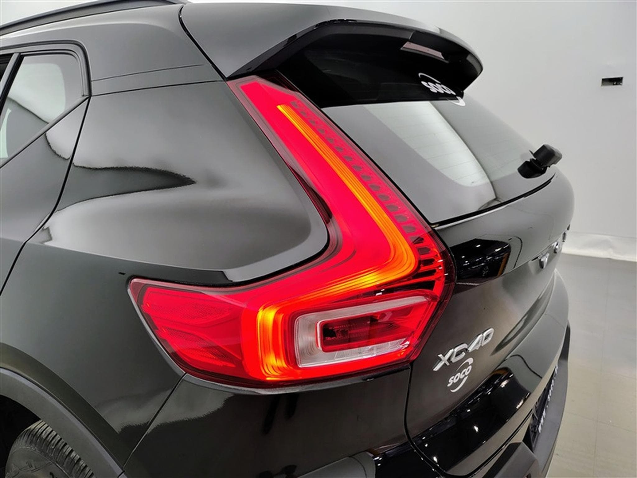 Volvo XC40 1.5 T2 Essential FULL LED/CARPLAY/JA17/PDC (2023) - Photo 16