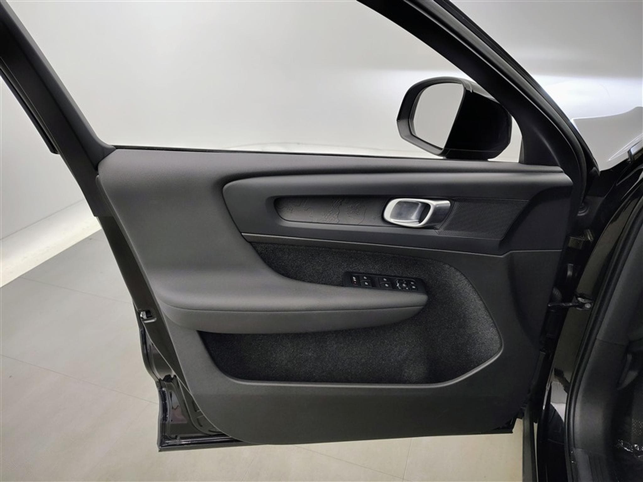 Volvo XC40 1.5 T2 Essential FULL LED/CARPLAY/JA17/PDC (2023) - Photo 17