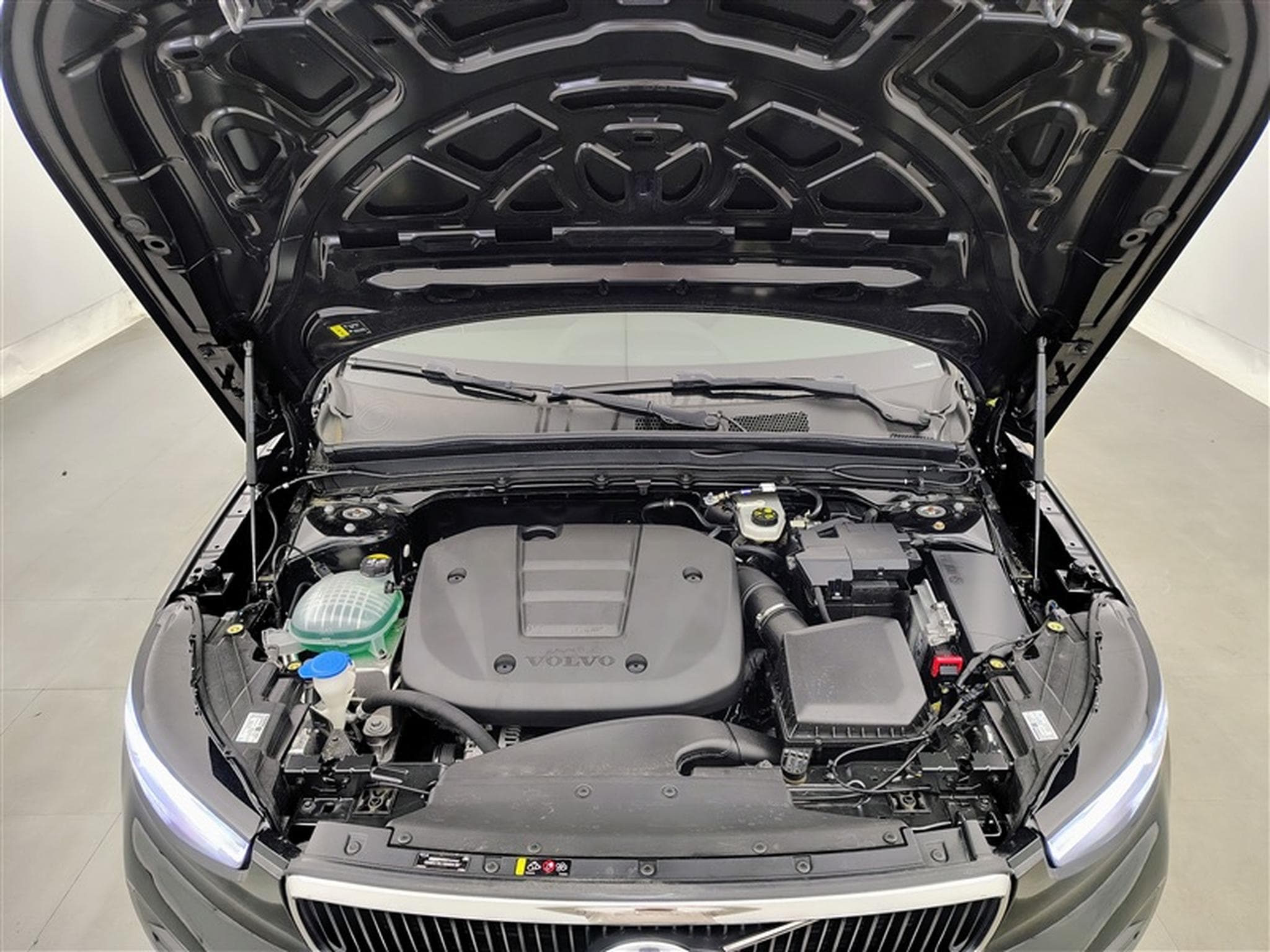 Volvo XC40 1.5 T2 Essential FULL LED/CARPLAY/JA17/PDC (2023) - Photo 19