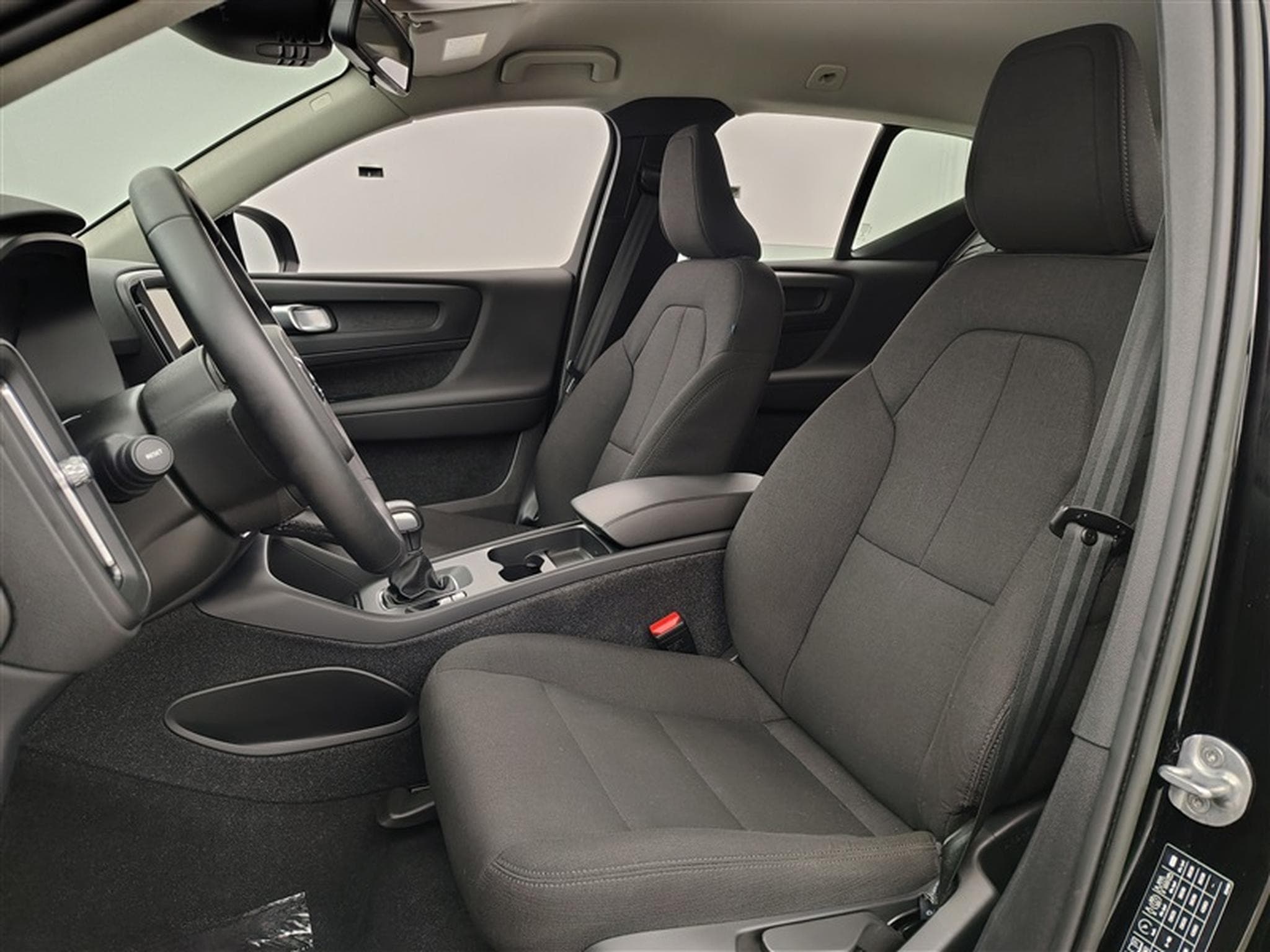 Volvo XC40 1.5 T2 Essential FULL LED/CARPLAY/JA17/PDC (2023) - Photo 7
