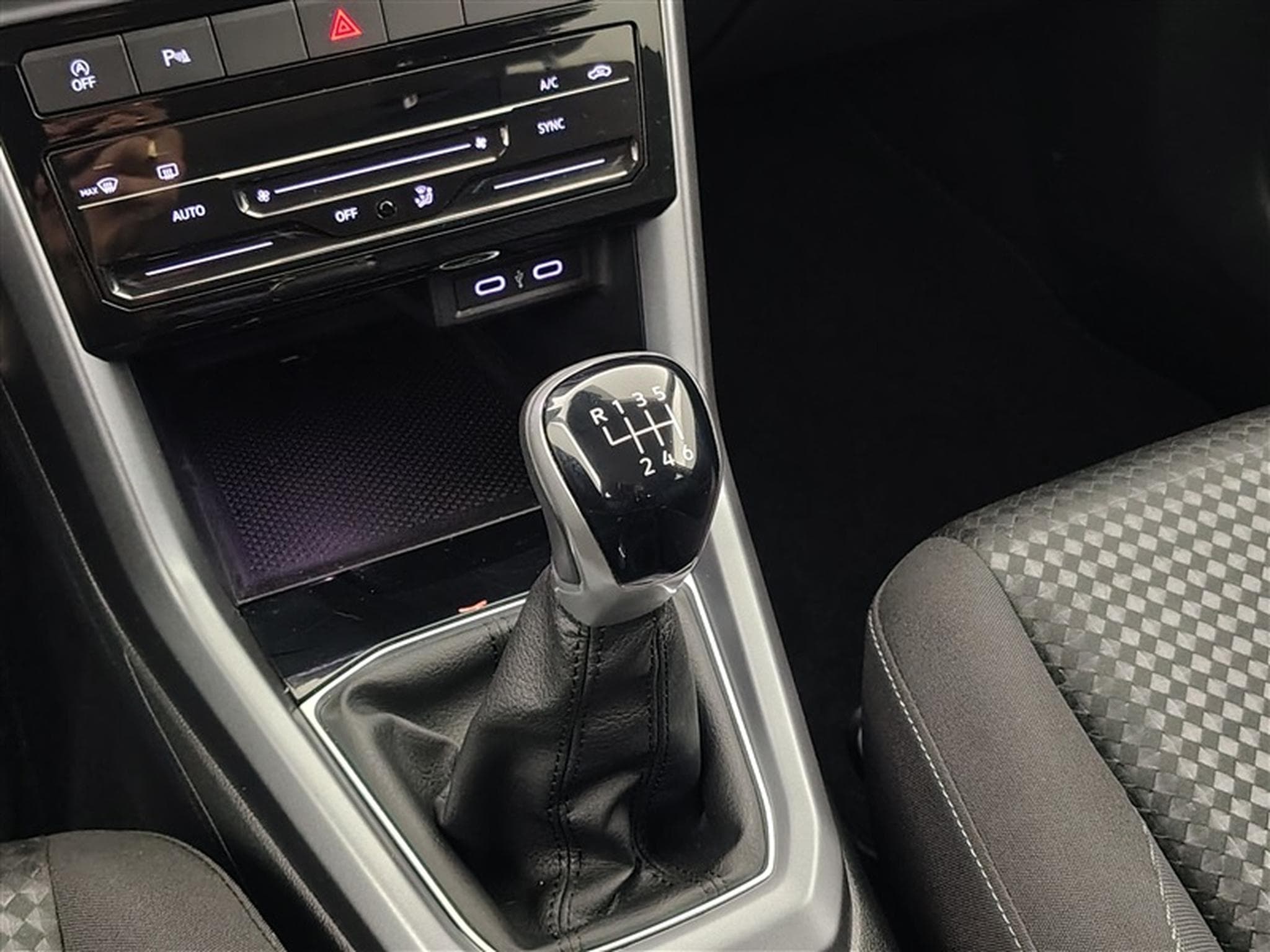 VW T-Cross 1.0 TSI Active NAVI/JA/PDC (2022) - Foto 12