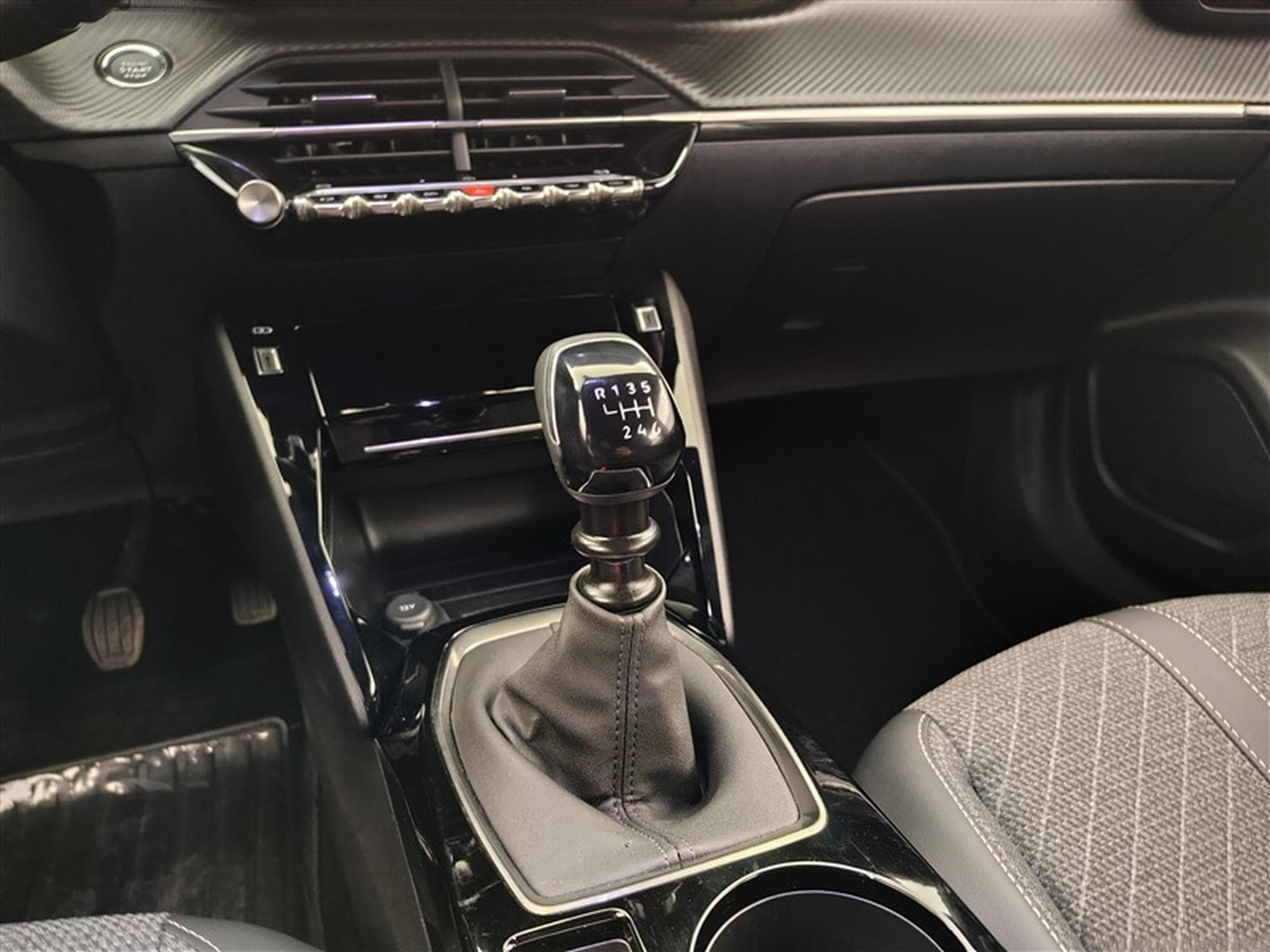 Peugeot 2008 1.2 PureTech Allure CARPLAY / FULL LED / S-CUIR / PDC (2024) - Photo 12