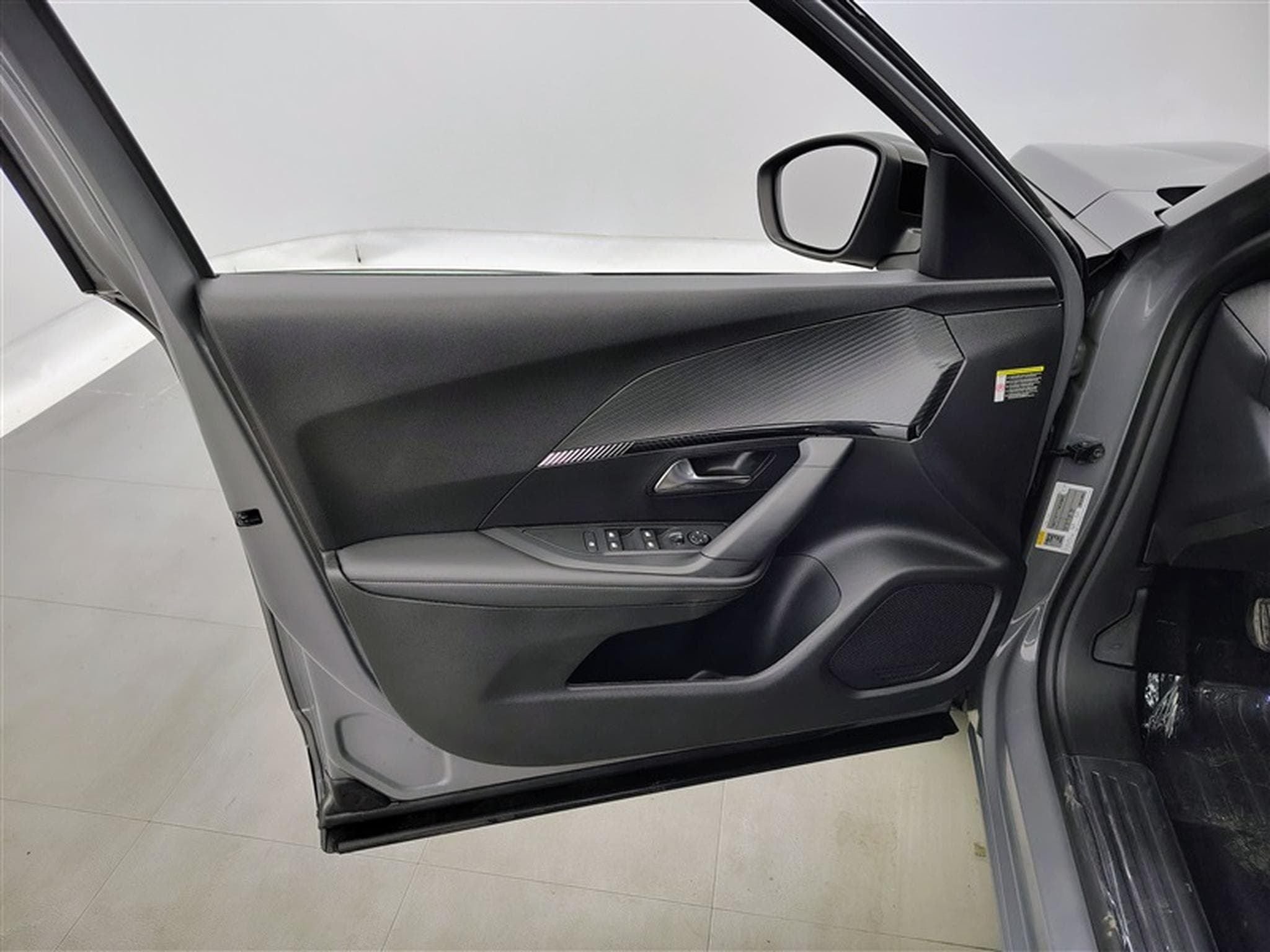 Peugeot 2008 1.2 PureTech Allure CARPLAY / FULL LED / S-CUIR / PDC (2024) - Photo 17