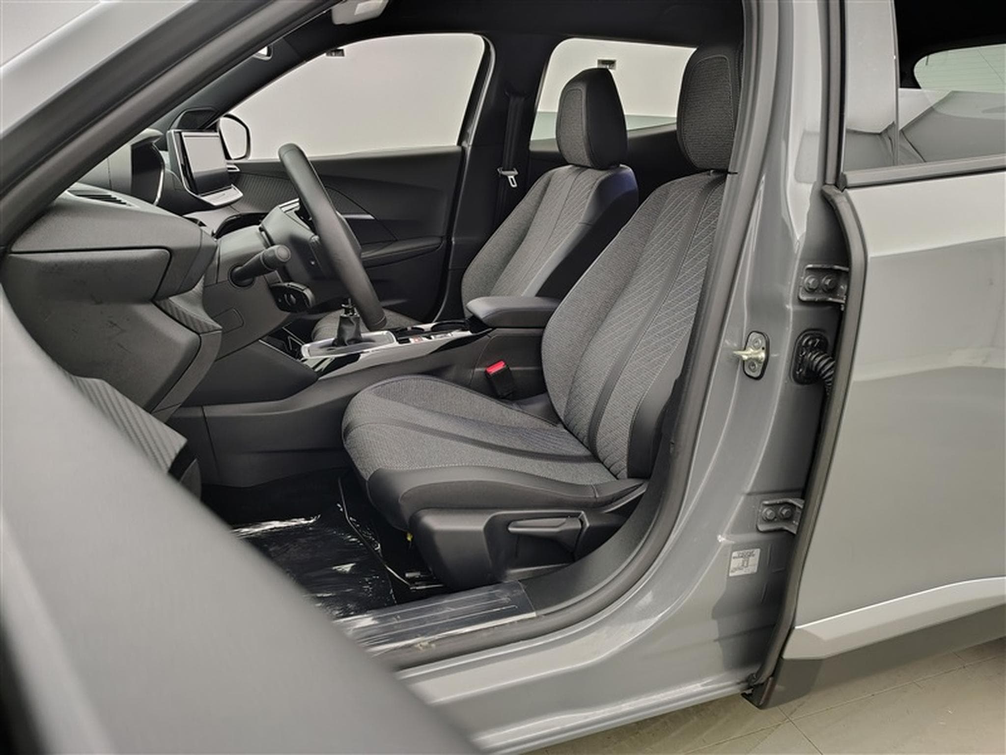 Peugeot 2008 1.2 PureTech Allure CARPLAY / FULL LED / S-CUIR / PDC (2024) - Photo 7