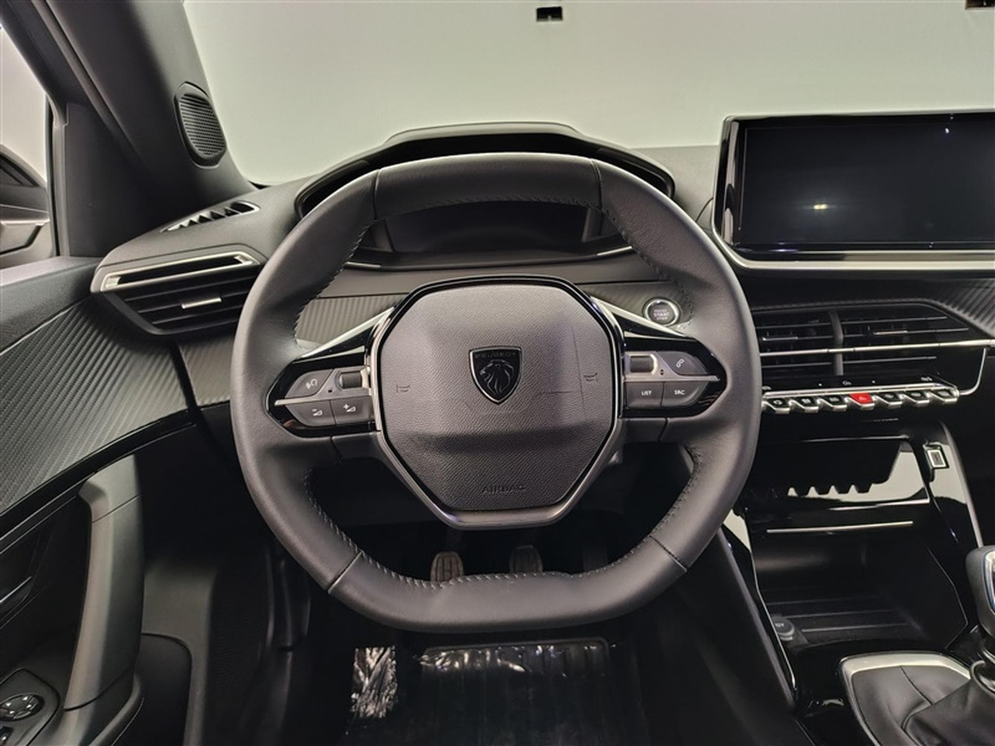 Peugeot 2008 1.2 PureTech Allure CARPLAY / FULL LED / S-CUIR / PDC (2024) - Photo 9