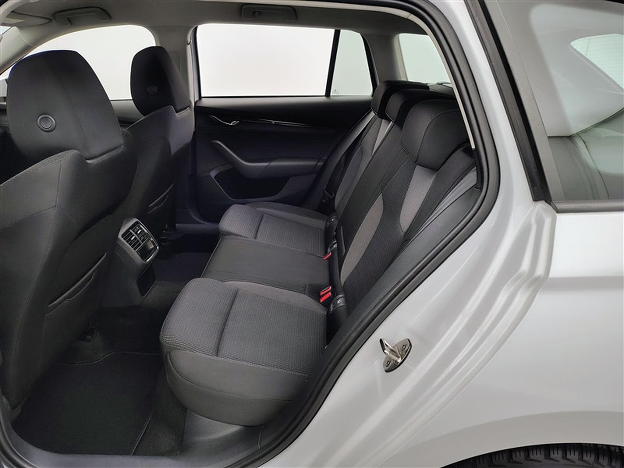 Skoda Octavia SW 1.0 e-TSI DSG Navi Cockpit / Led / PDC av+ar / (2024) - Photo 13