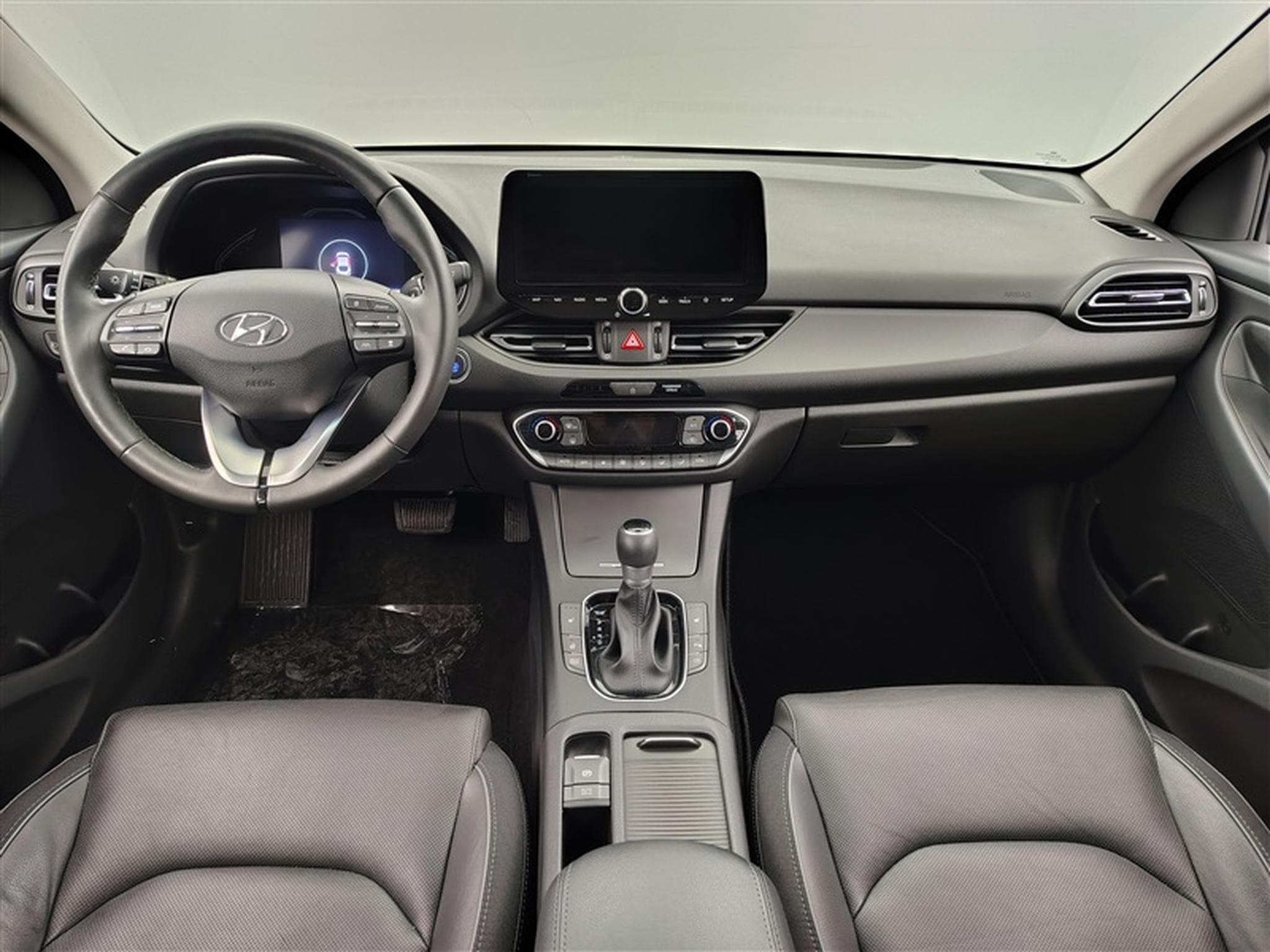 Hyundai i30 Fastback 1.0 T MHEV Sky 7DCT 48V *NAVI/CAM/CUIR/FULL LED* (2023) - Photo 8