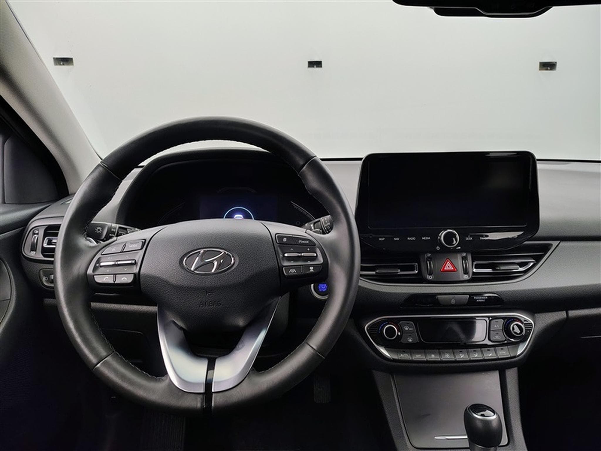 Hyundai i30 Fastback 1.0 T MHEV Sky 7DCT 48V *NAVI/CAM/CUIR/FULL LED* (2023) - Photo 9