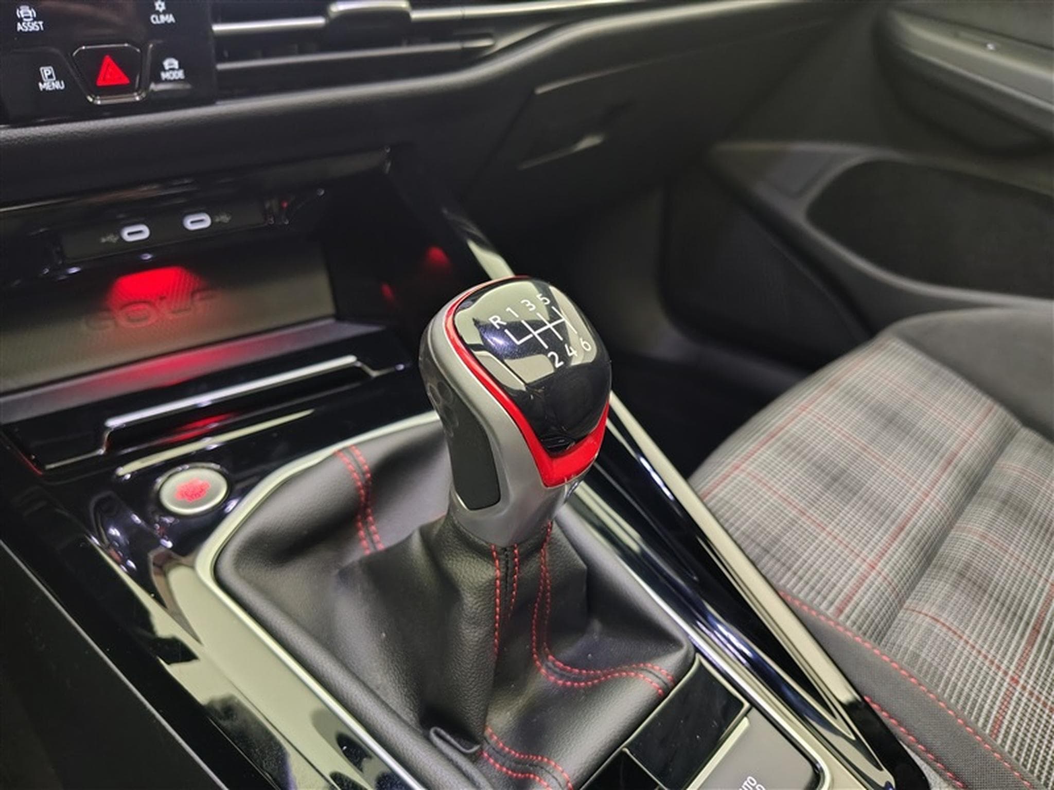VW Golf 2.0 GTI 245Cv CARPLAY / CAMERA / TO PANO / JANTES "R" (2024) - Photo 12