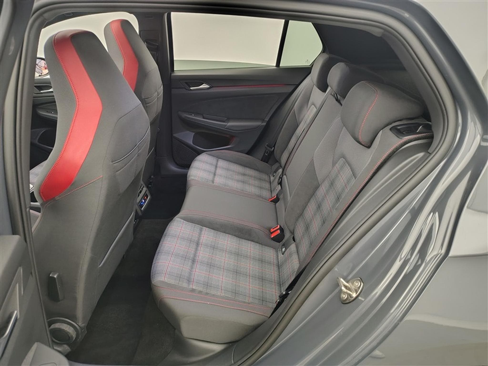 VW Golf 2.0 GTI 245Cv CARPLAY / CAMERA / TO PANO / JANTES "R" (2024) - Photo 13