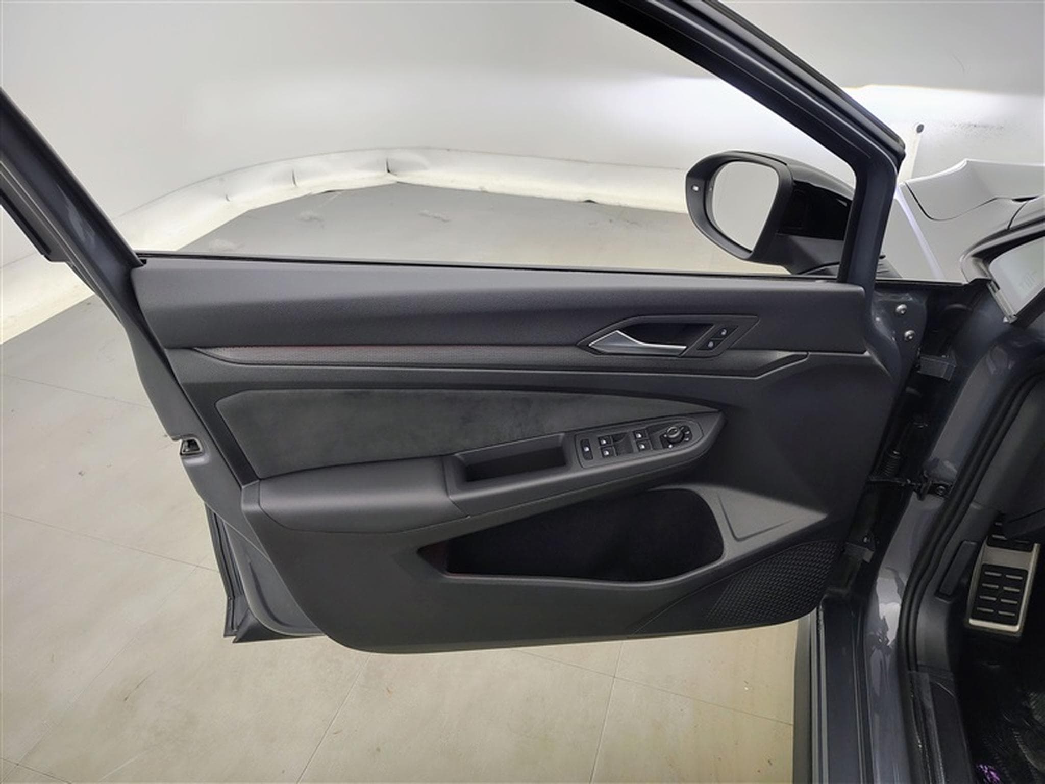 VW Golf 2.0 GTI 245Cv CARPLAY / CAMERA / TO PANO / JANTES "R" (2024) - Photo 17