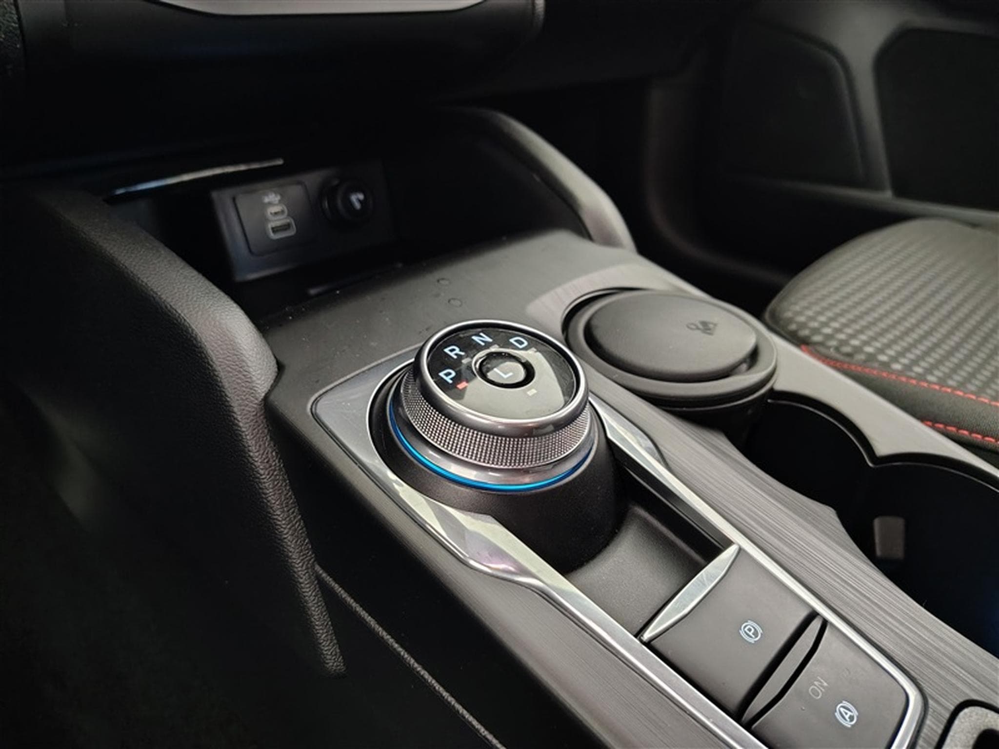 Ford Focus SW EcoBlue PowerShift ST-Line NAV/FULL LED/CAM+PDC/CARPLAY (2025) - Photo 12