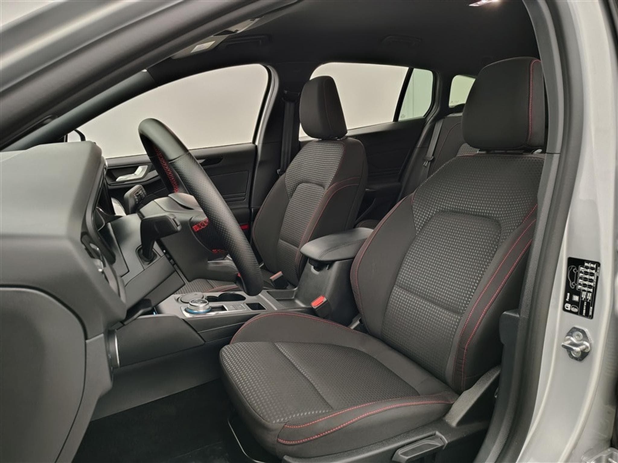 Ford Focus SW EcoBlue PowerShift ST-Line NAV/FULL LED/CAM+PDC/CARPLAY (2025) - Photo 7