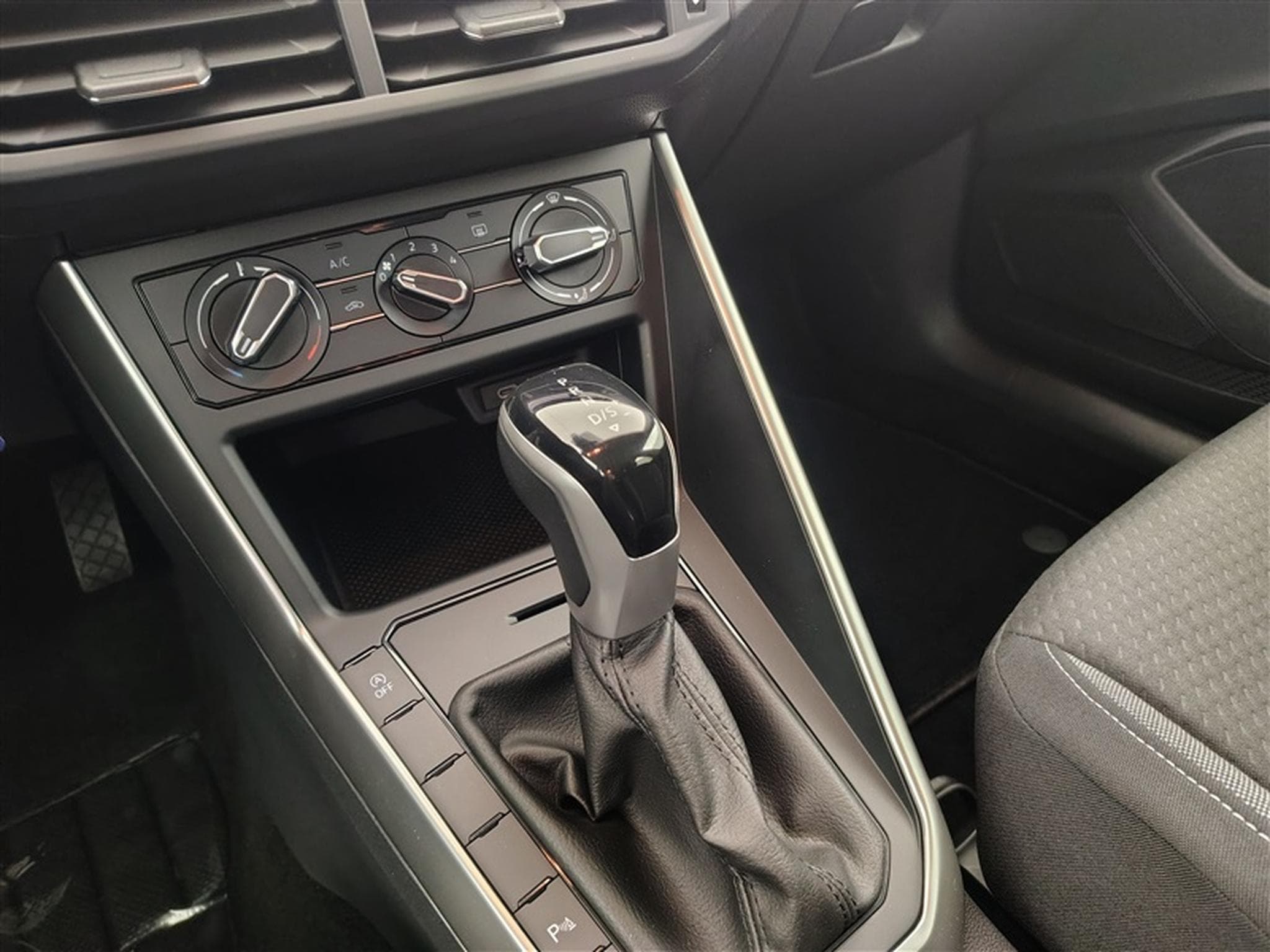 VW Polo 1.0 TSI 95Cv DSG Urban CARPLAY / CAMERA / PDC / ALU (2024) - Photo 12
