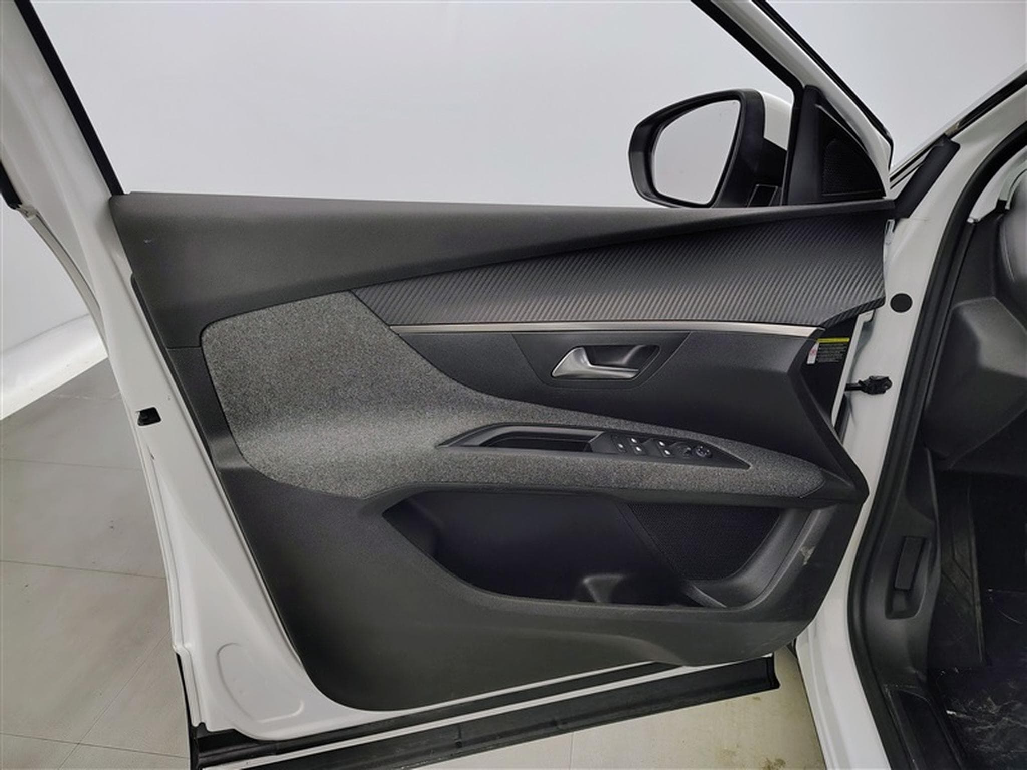 Peugeot 5008 1.2 PureTech 130cv Active 7pl. NAVI / PDC AV+AR / JA 17" (2019) - Foto 17