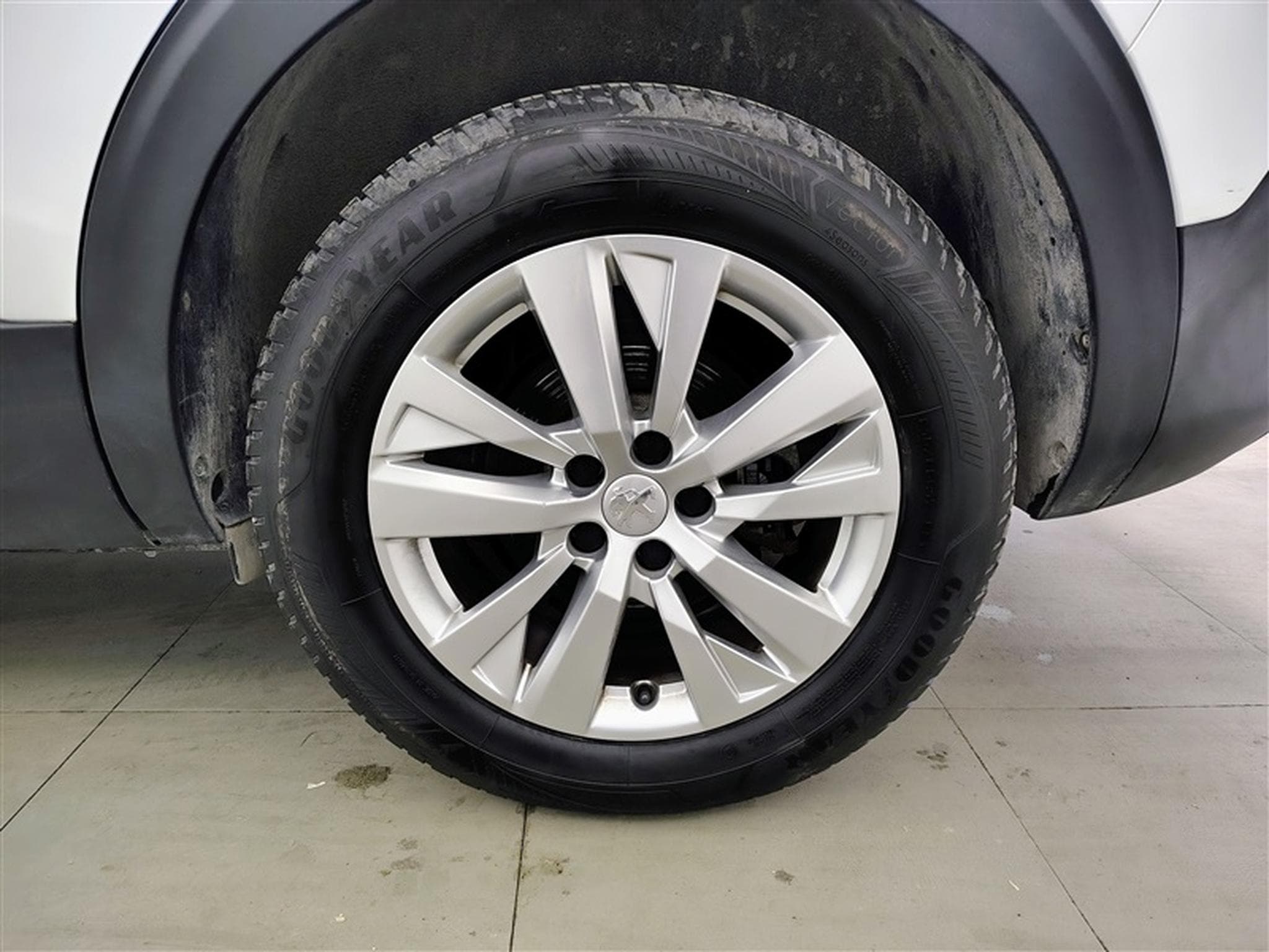 Peugeot 5008 1.2 PureTech 130cv Active 7pl. NAVI / PDC AV+AR / JA 17" (2019) - Foto 6
