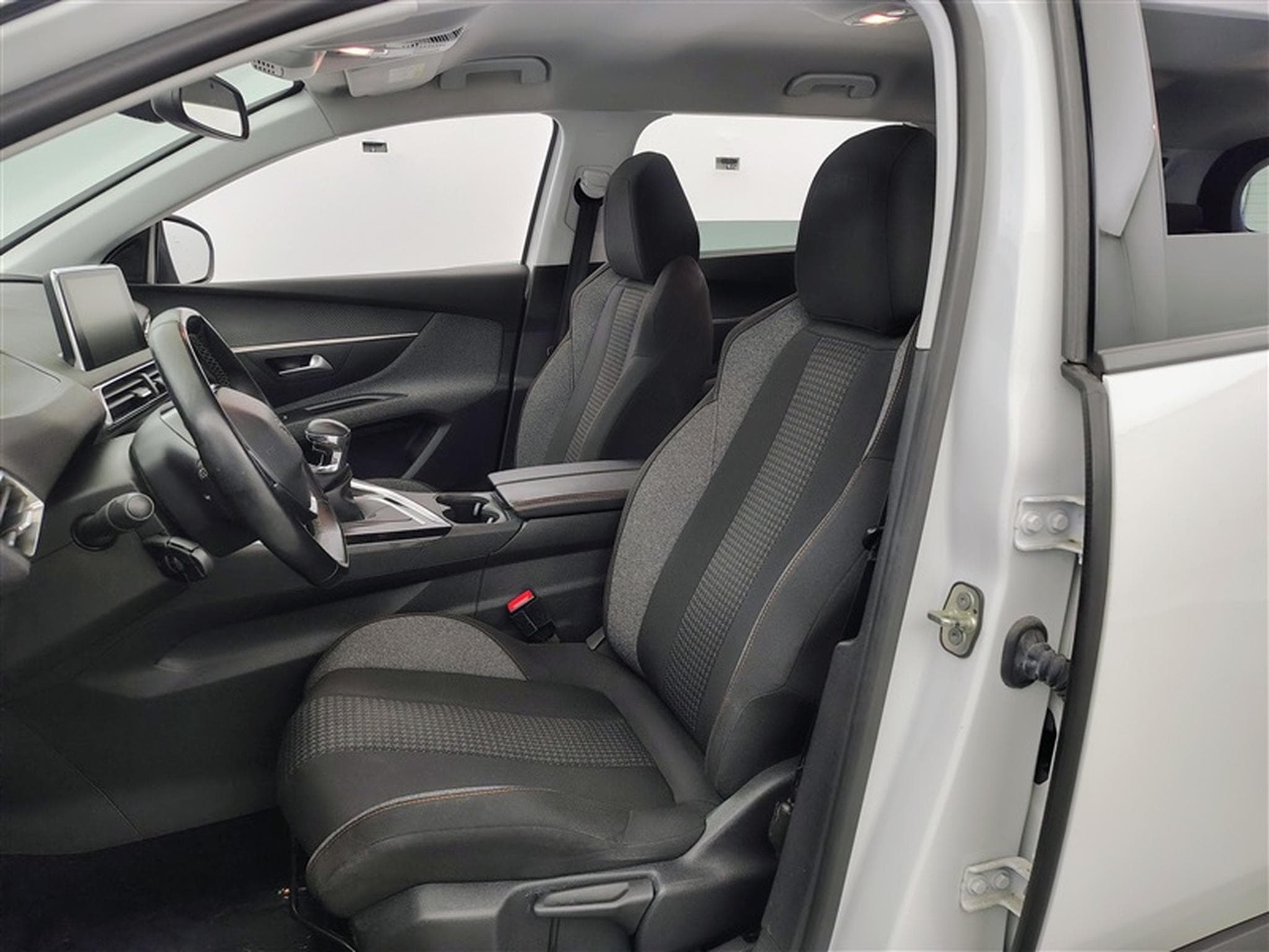 Peugeot 5008 1.2 PureTech 130cv Active 7pl. NAVI / PDC AV+AR / JA 17" (2019) - Foto 7