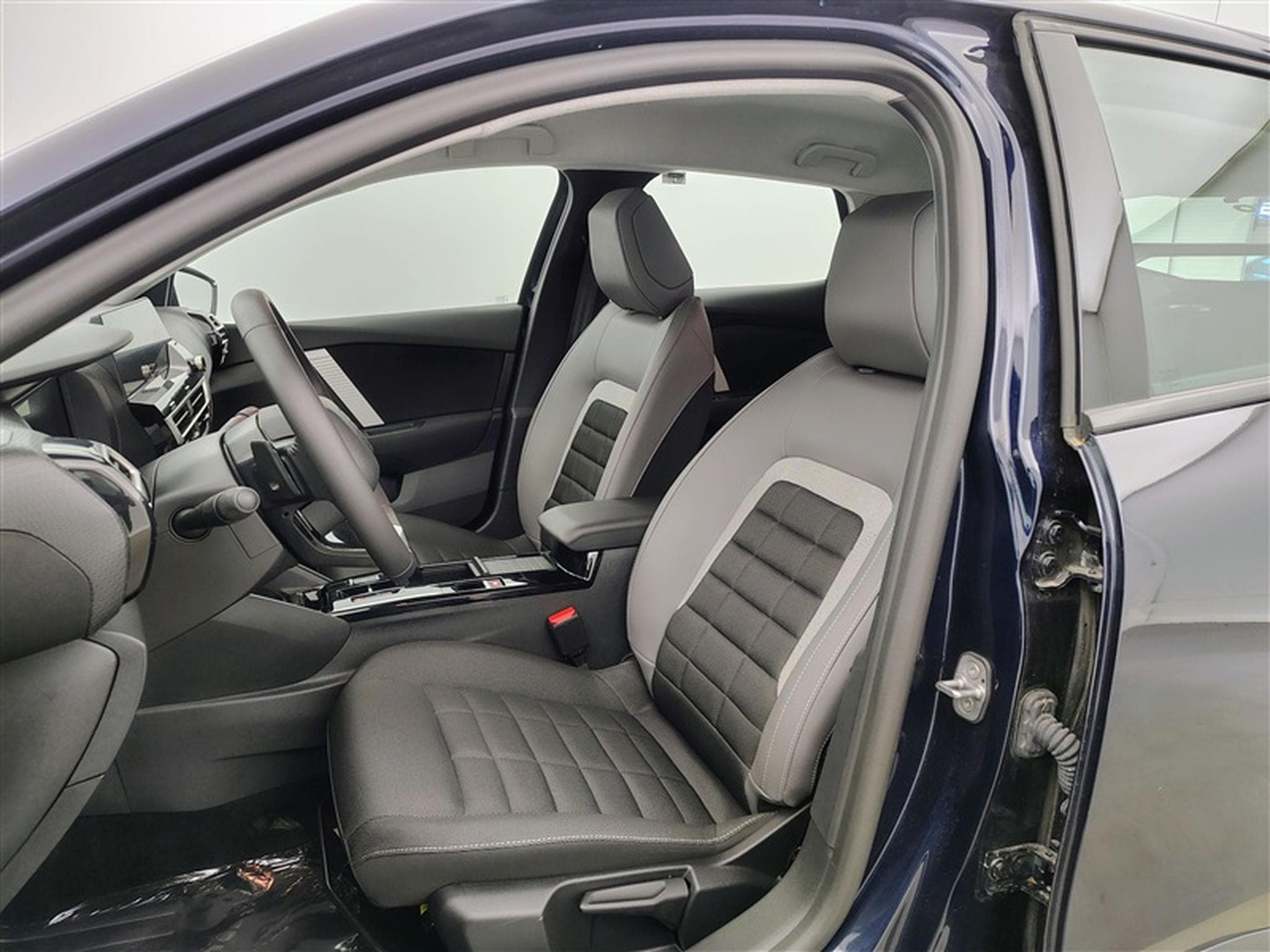 Citroen C4 1.2 PureTech 130cv EAT8 Plus NAVI / CARPLAY (2025) - Foto 7
