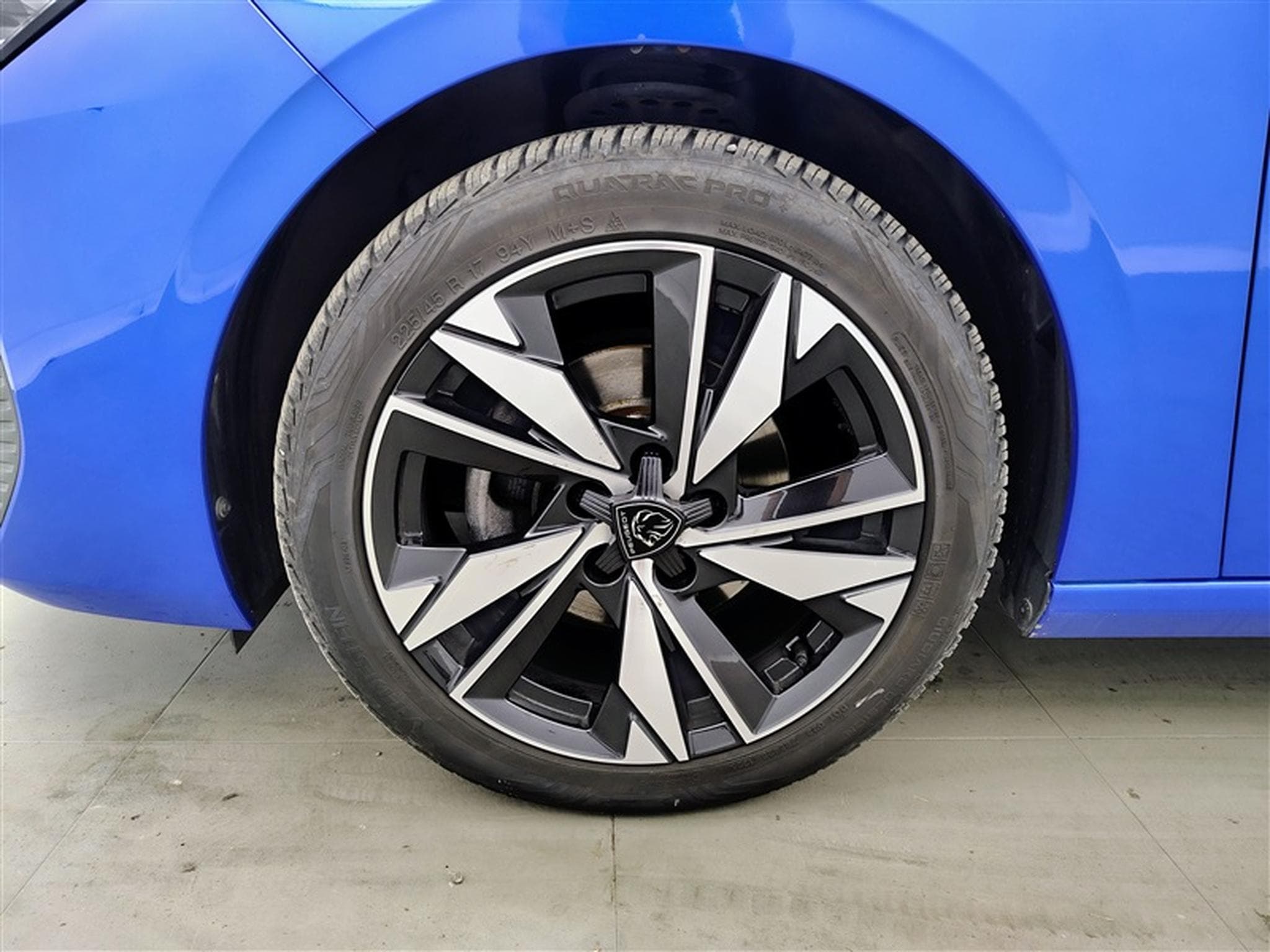 Peugeot 308 1.2 Turbo 130cv EAT8 Allure CARPLAY/FULL LED/CAM 360/COCKPIT (2024) - Foto 6