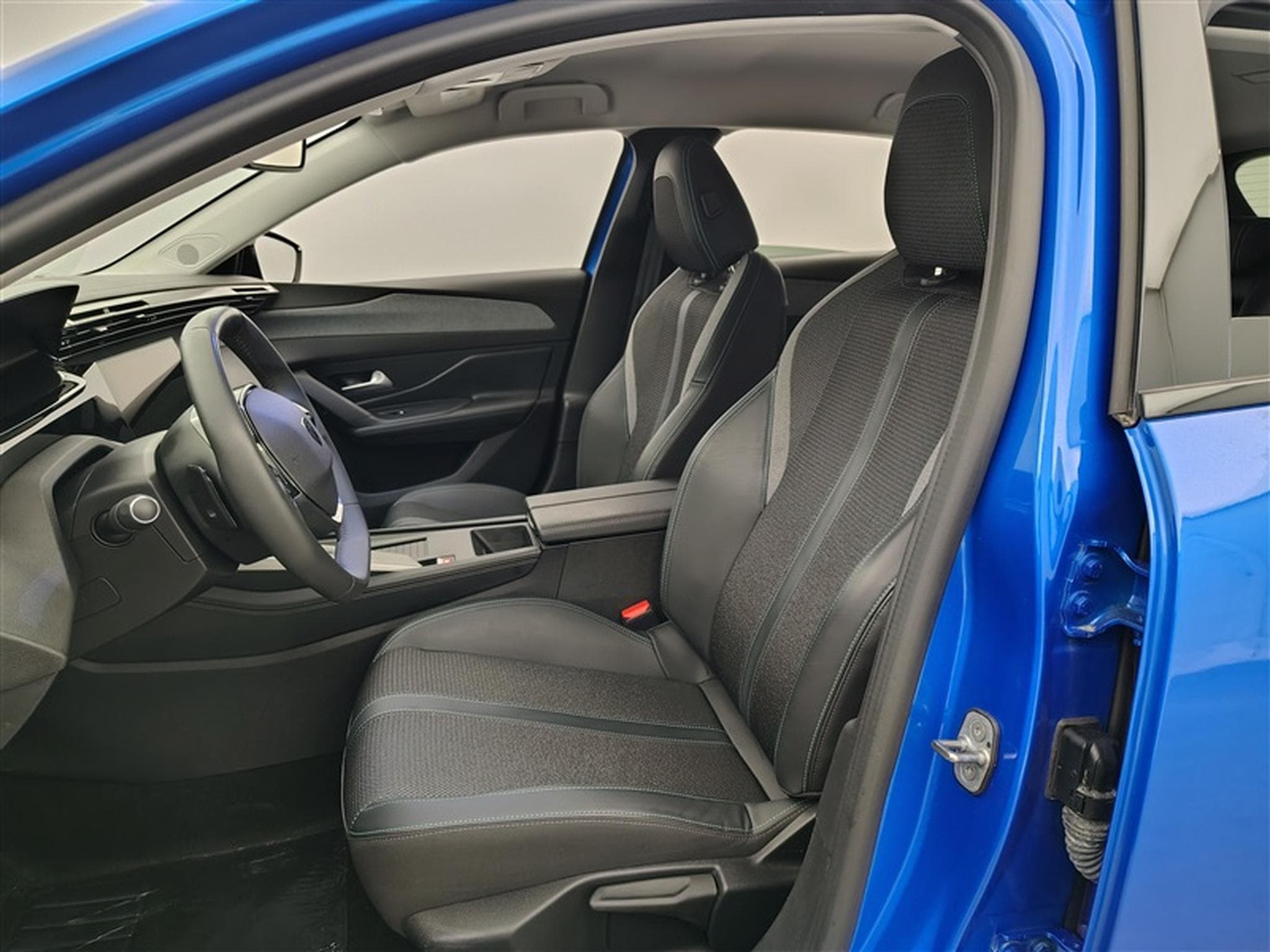 Peugeot 308 1.2 Turbo 130cv EAT8 Allure CARPLAY/FULL LED/CAM 360/COCKPIT (2024) - Foto 7