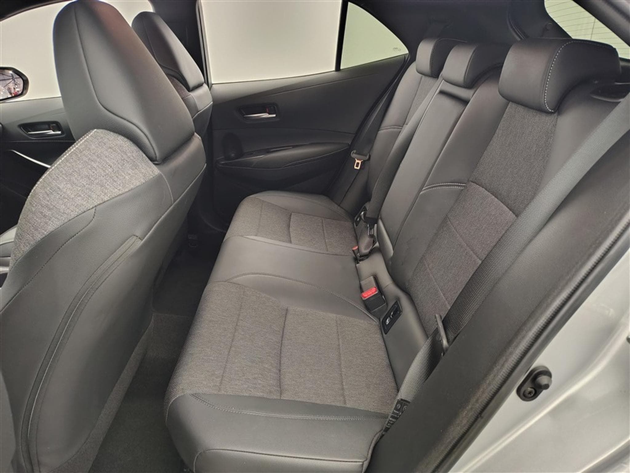 Toyota Corolla TS Hybrid 1.8 Style e-CVT *NAVI/FULL LED/CARPLAY/CAM/JA17* (2023) - Foto 13