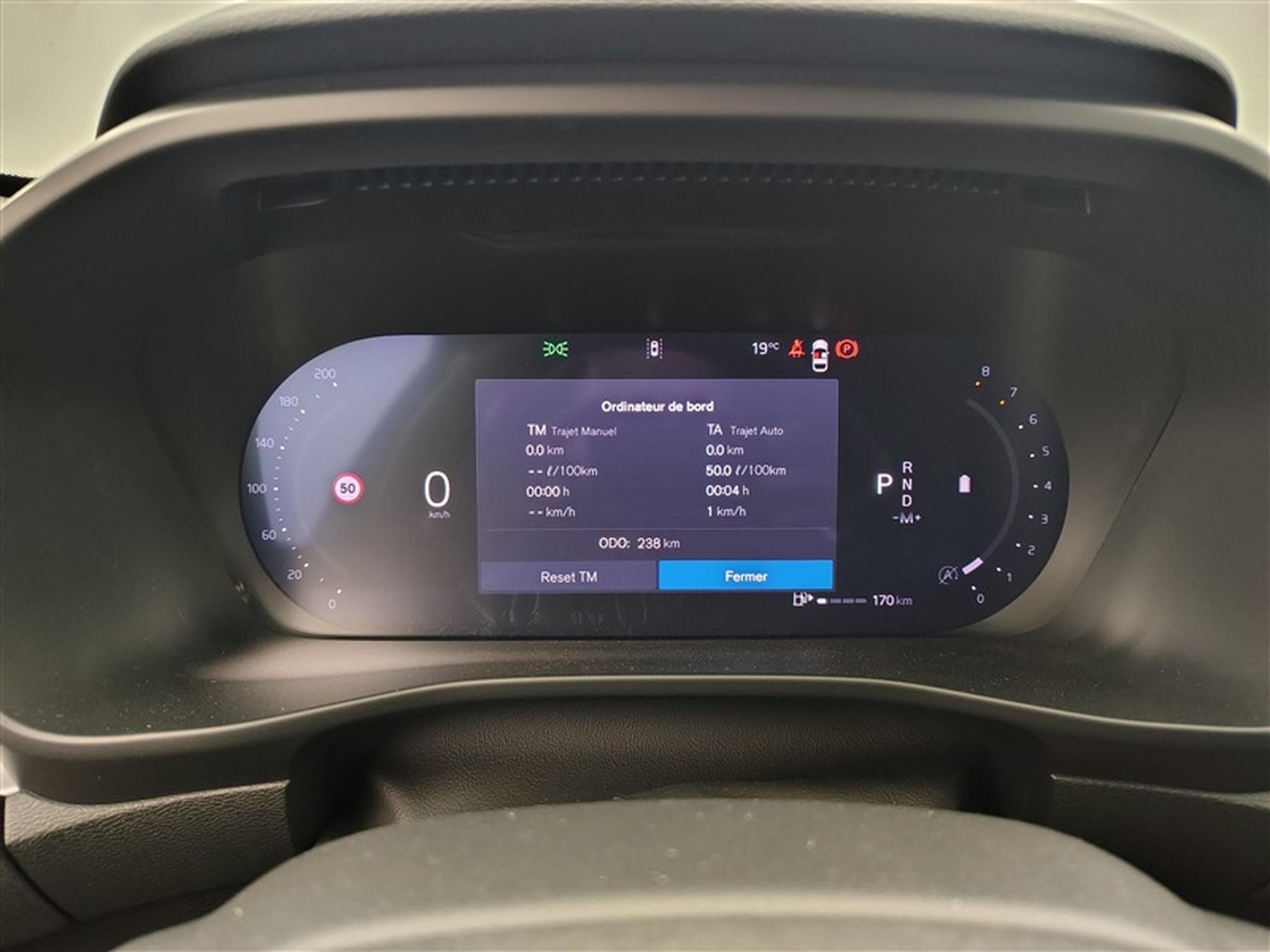 Volvo XC40 2.0 B3 Geartronic NAVI / FULL LED / HARMANN KARDON / CAMERA (2026) - Foto 10