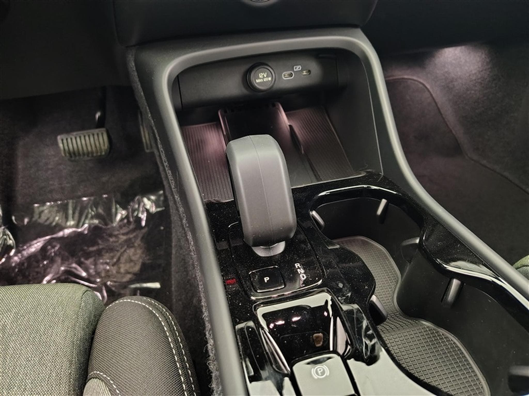 Volvo XC40 2.0 B3 Geartronic NAVI / FULL LED / HARMANN KARDON / CAMERA (2026) - Foto 12